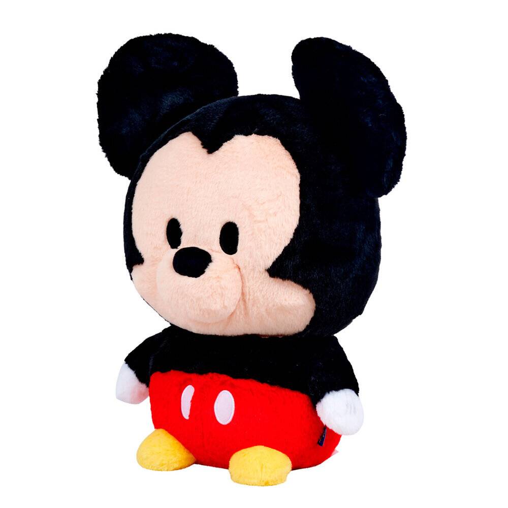 Plüsch-Mickey-Maus-Spielzeug mit schwarzen Ohren, roten Shorts, weißen Handschuhen und gelben Schuhen auf weißem Hintergrund.