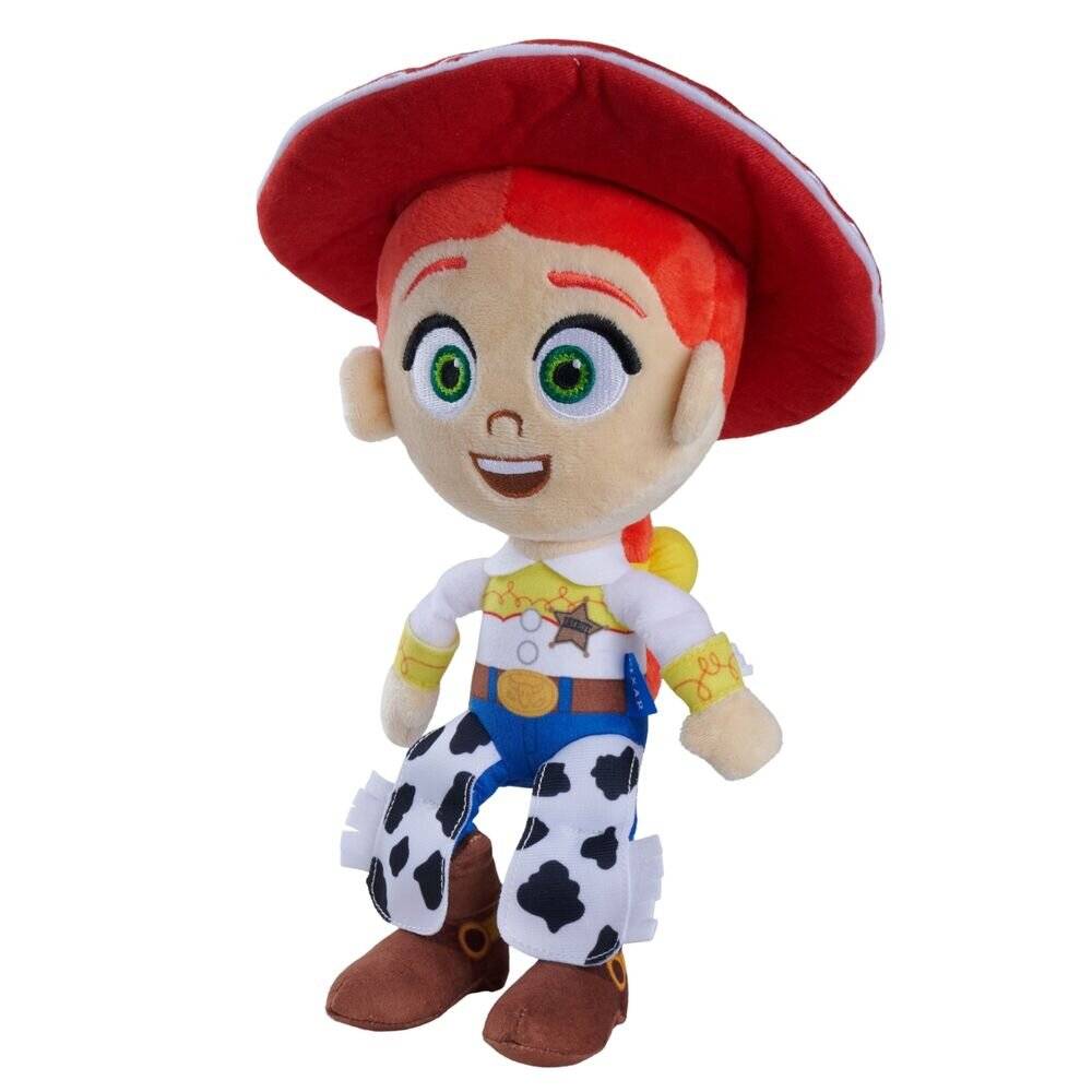 Ein Plüschtier von Jessie aus Toy Story, das einen roten Hut trägt, Chaps mit Kuhflecken-Muster trägt und einen lächelnden Gesichtsausdruck auf weißem Hintergrund zeigt.