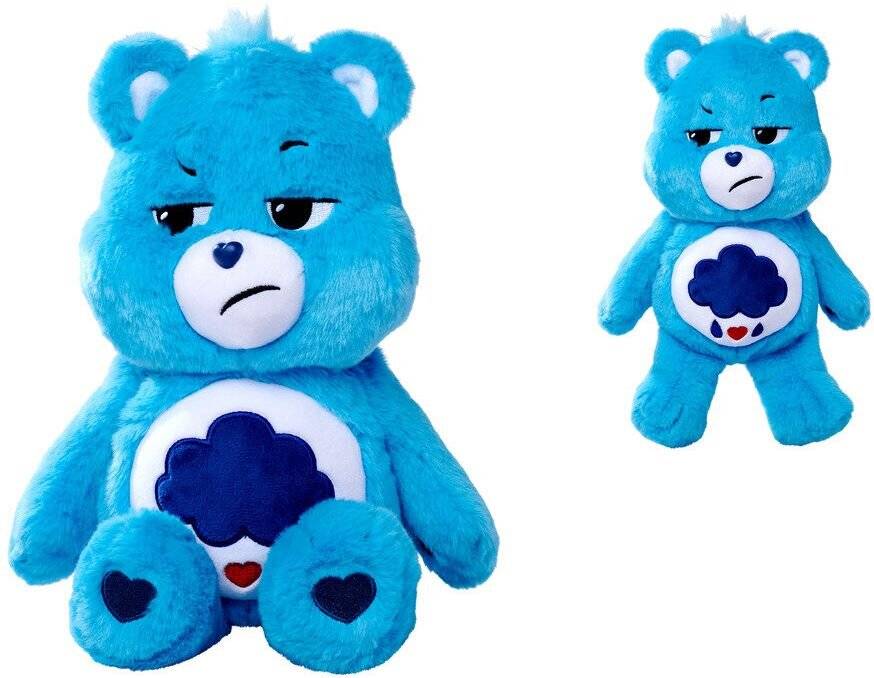 Blauer Plüschbär mit mürrischem Gesicht und Wolkenemblem auf dem Bauch, in großer und kleiner Ausführung vor weißem Hintergrund dargestellt.