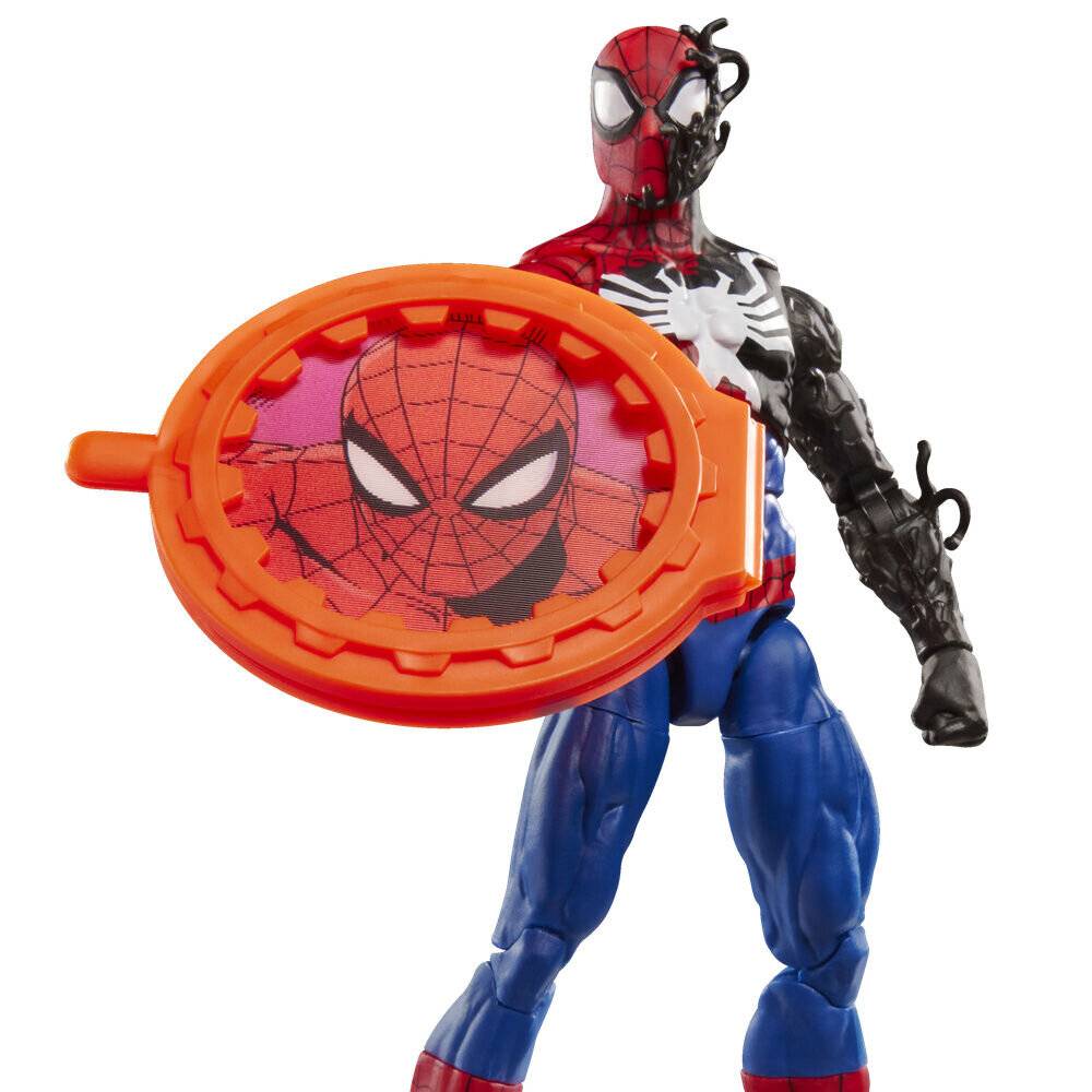 Spider-Man-Actionfigur in einem schwarzroten Anzug mit einem großen orangefarbenen Webschild vor sich.