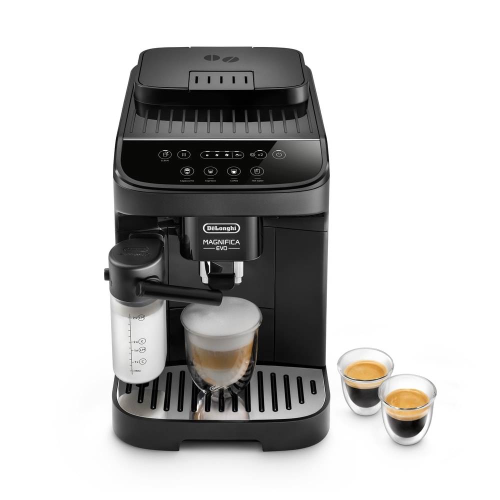 Schwarze De'Longhi Magnifica S Kaffeemaschine, die Espresso in eine Glastasse braut, mit zwei Espresso-Shots daneben.