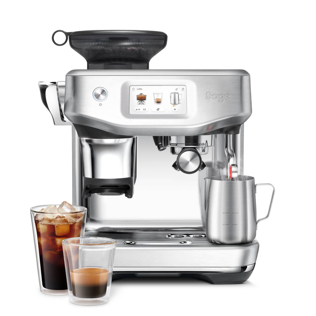 Silbergraue Sage Espressomaschine mit Schleifer und Touchscreen, abgebildet mit einem Milchaufschäumpitcher und zwei Kaffeegetränken davor.