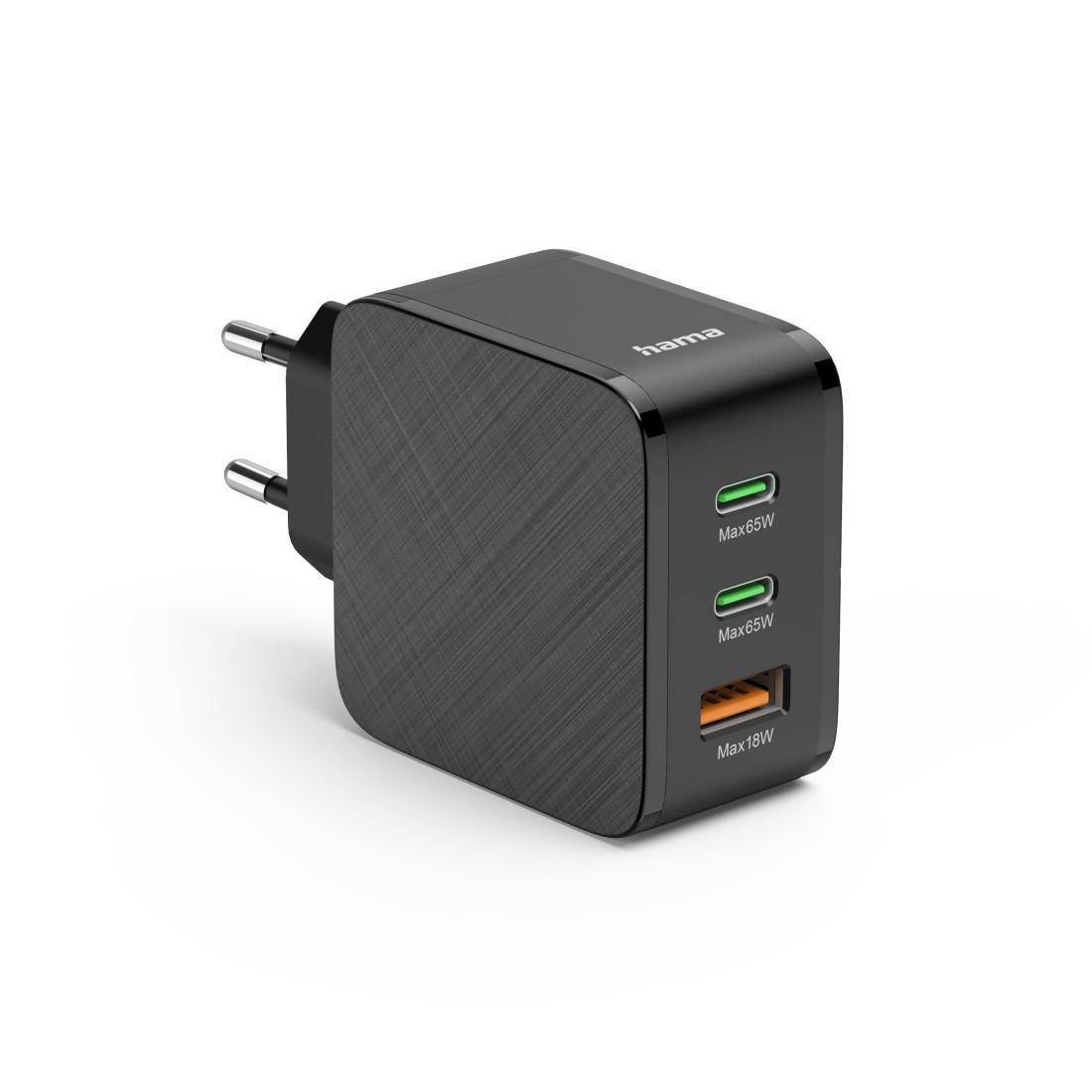 Schwarzes Hama-Wandladegerät mit zwei USB-C-Anschlüssen mit der Bezeichnung Max65W und einem USB-A-Anschluss mit der Bezeichnung Max18W, dargestellt mit EU-Steckerstiften.