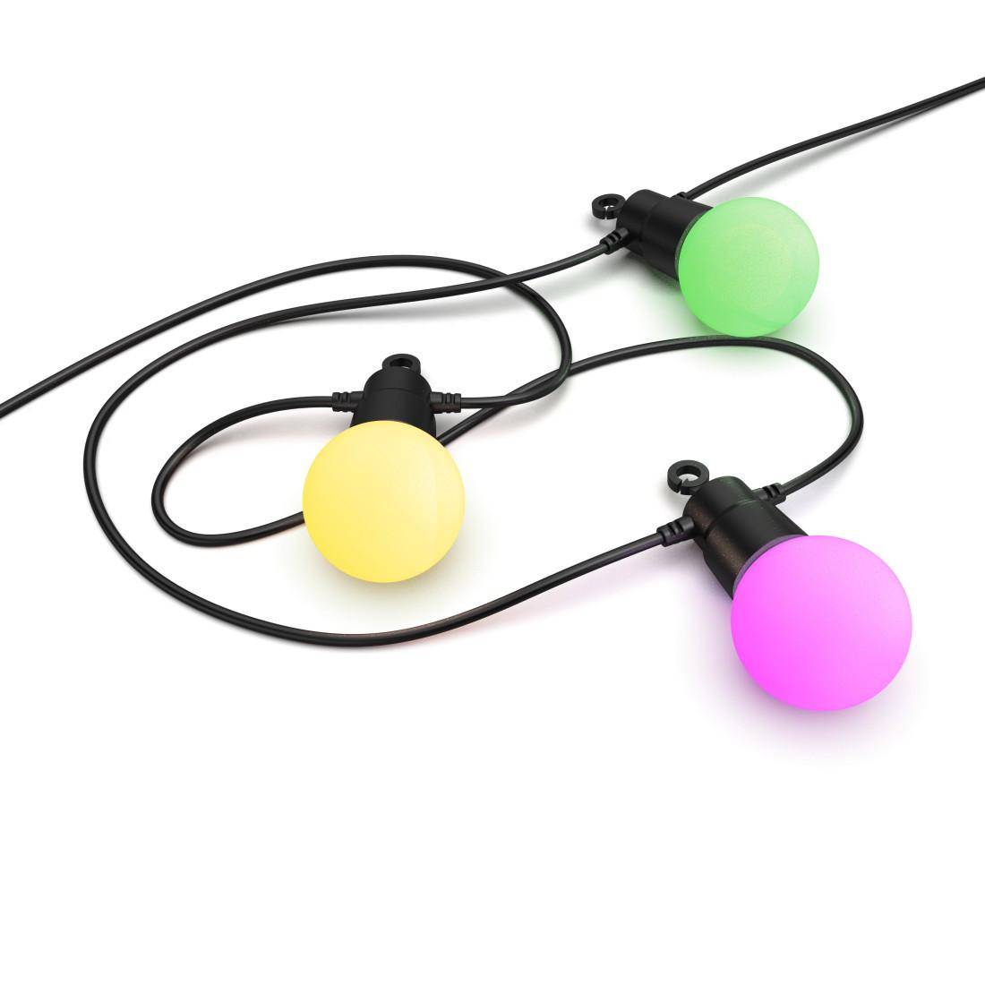 Lichterkette mit drei leuchtenden Glühbirnen in Grün, Gelb und Rosa, die durch schwarze Kabel auf weißem Hintergrund verbunden sind.