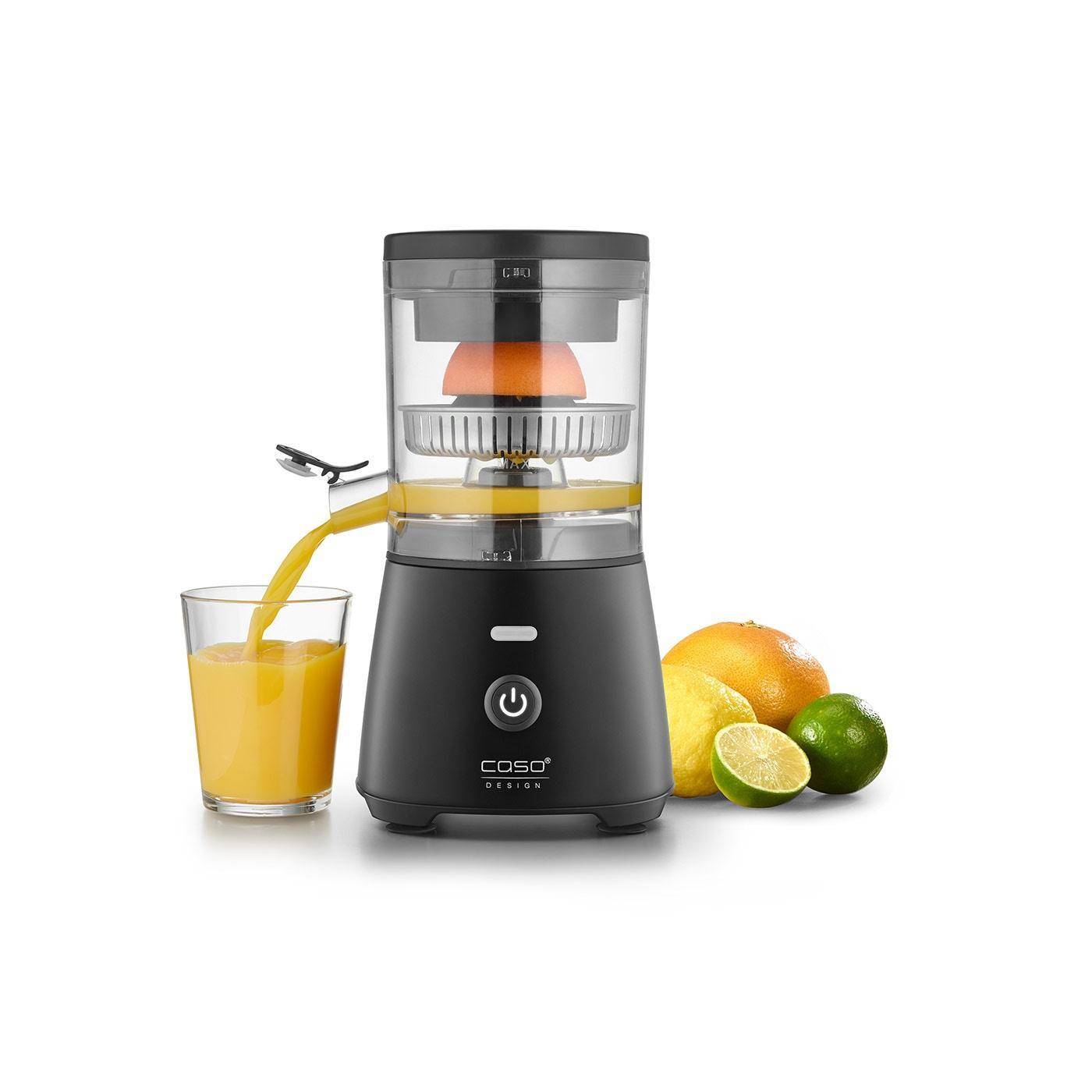 Elektrische Zitrusfruchtsaftpresse gießt Orangensaft in ein Glas, mit ganzen Orangen und Limetten daneben auf weißem Hintergrund.
