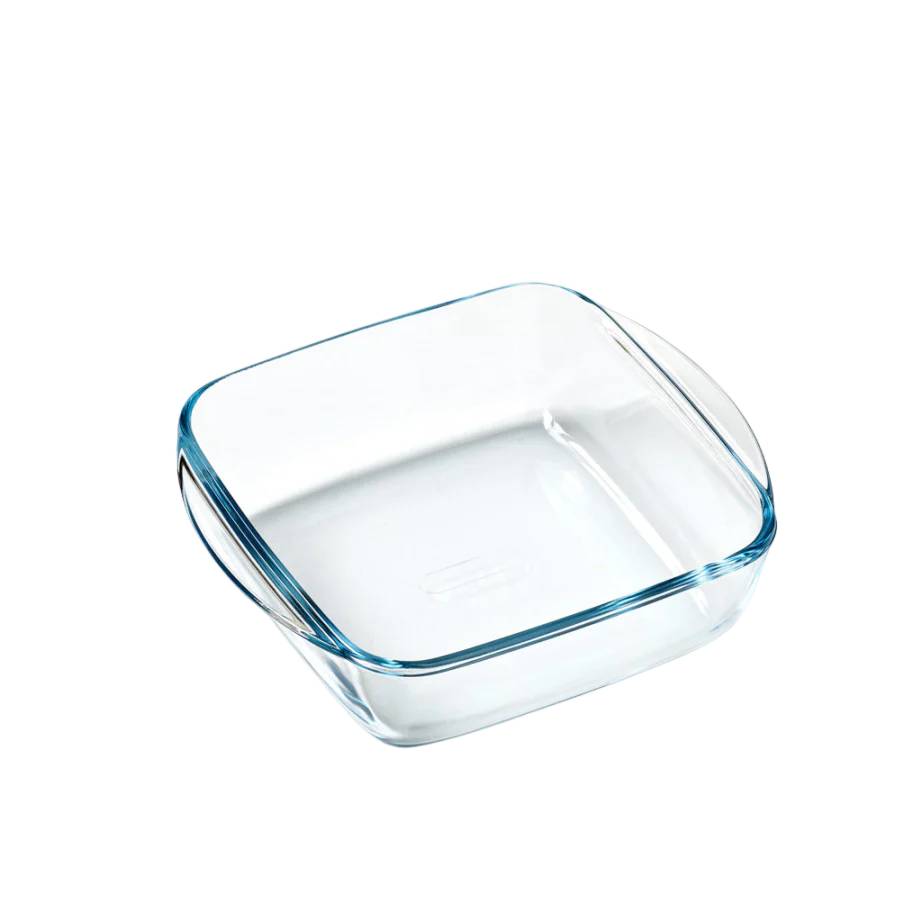 Klare quadratische Glasbackform auf schwarzem Hintergrund, von oben im Winkel betrachtet.