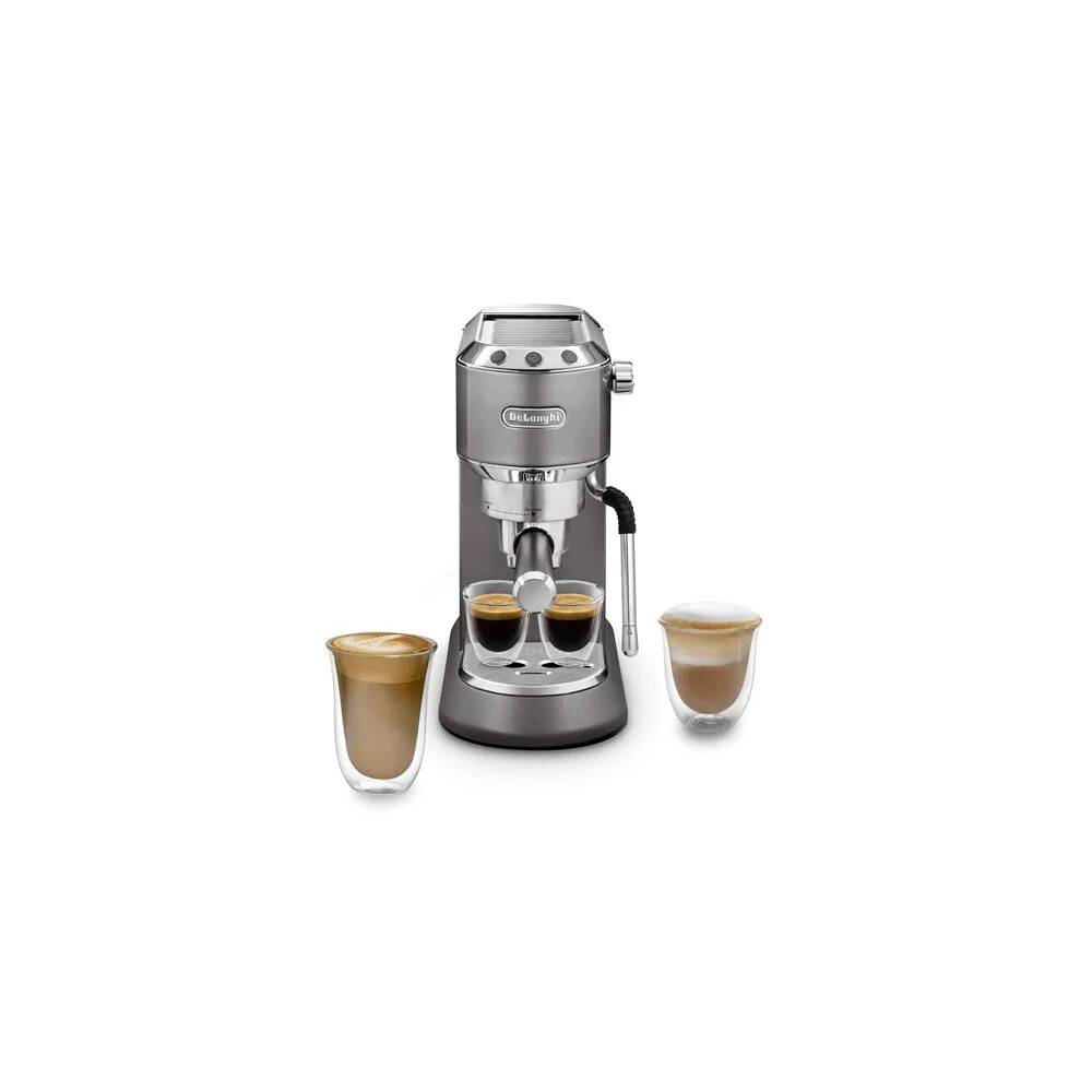 Edelstahlespressomaschine, die zwei kleine Espressotassen braut, mit drei Kaffeegetränken, die vorne auf weißem Hintergrund gezeigt werden.