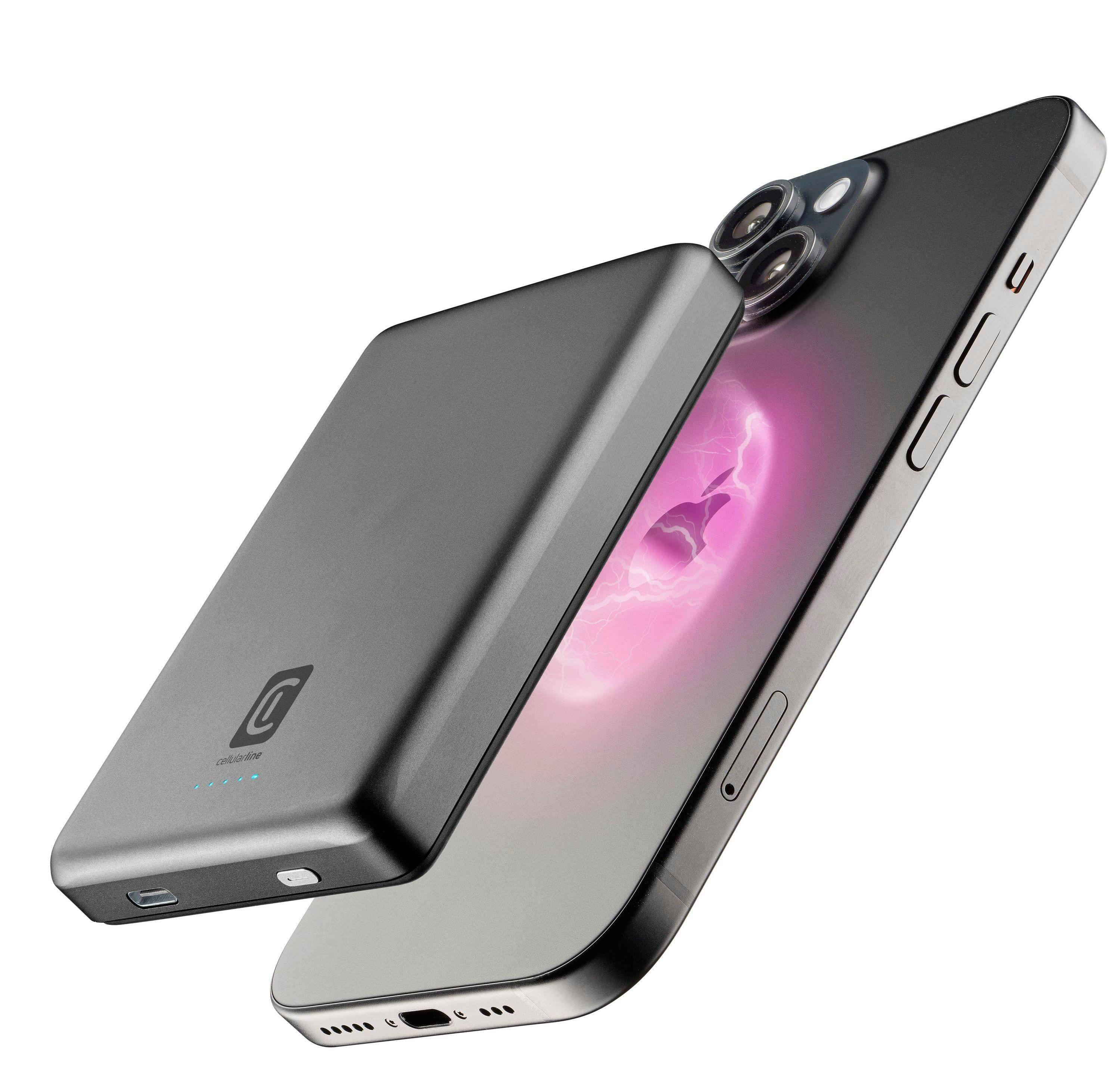 Magnetischer Telefonakku an der Rückseite eines Smartphones mit glühender Ladeeffekt angebracht.
