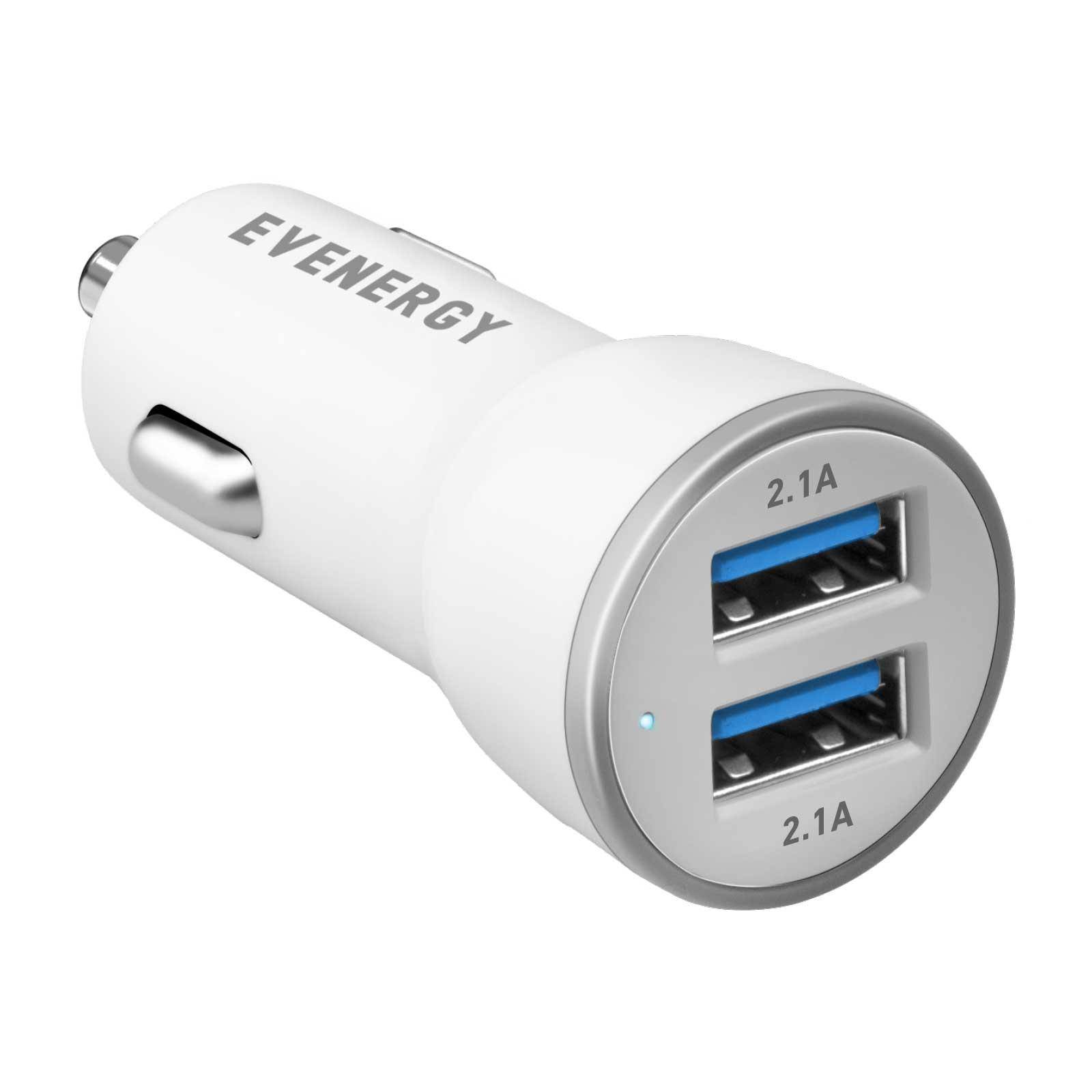 Weißer EVenergy-Autoladeradapter mit zwei blauen USB-Anschlüssen mit der Bezeichnung 2,1A, dargestellt auf einem einfachen Hintergrund.