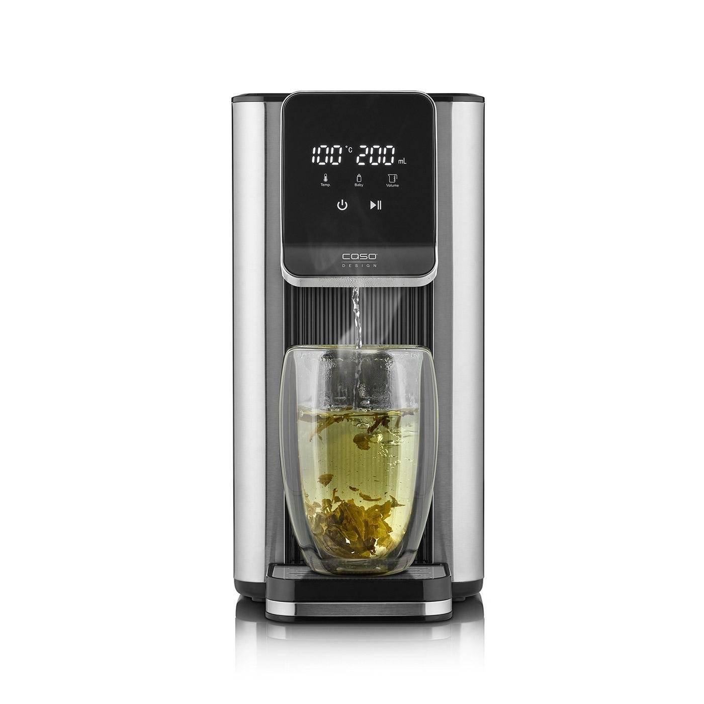 Silberne Arbeitsplatte-Teemaschine, die heißes Wasser in eine Glastasse ausschenkt, mit einem digitalen Display, das „100°