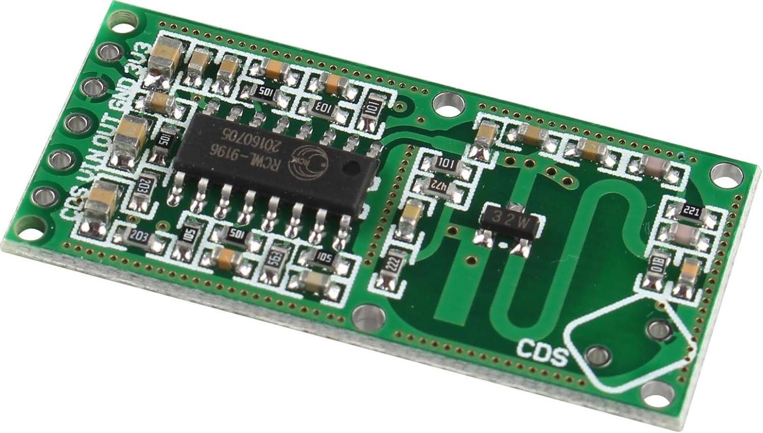 Kleines grünes elektronisches Schaltmodul mit Chip und Antennenleiterbahnen, wahrscheinlich ein drahtloses Sensor- oder RFID-Board.