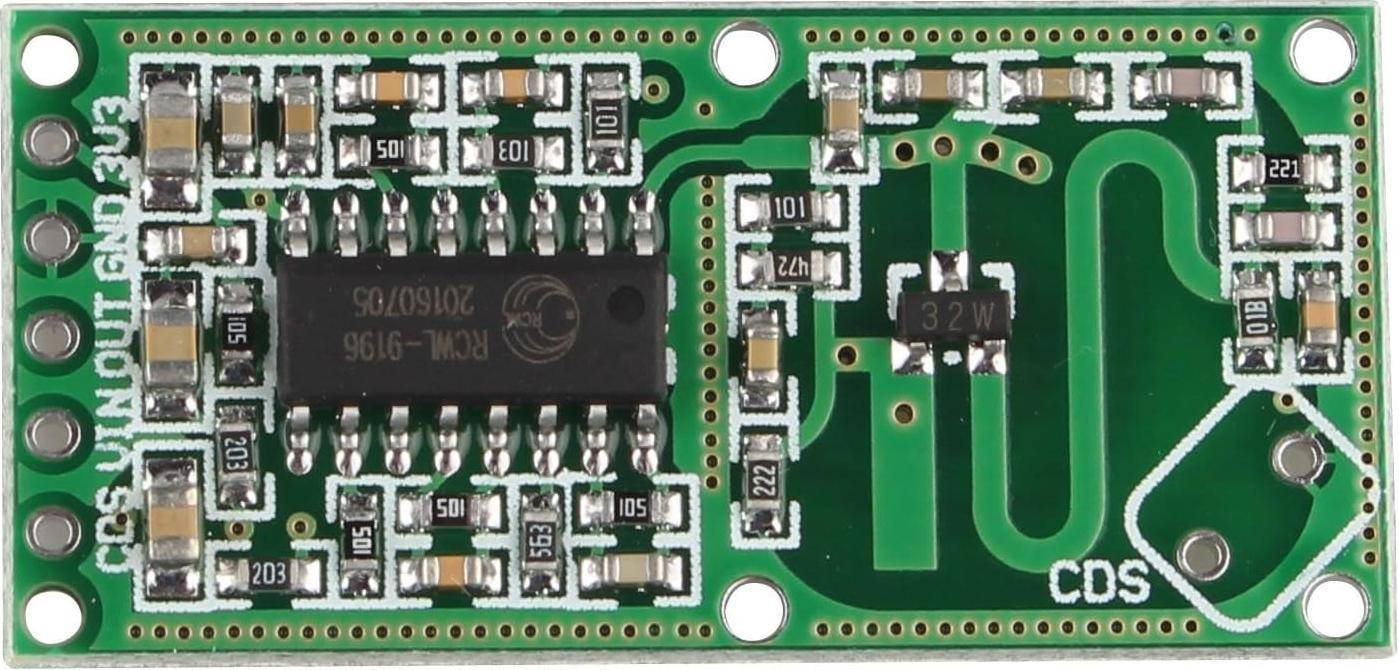 Grüne elektronische Leiterplatte mit schwarzem Mikrochip, oberflächenmontierten Komponenten, Befestigungslöchern und einer großen Aussparung mit der Bezeichnung 