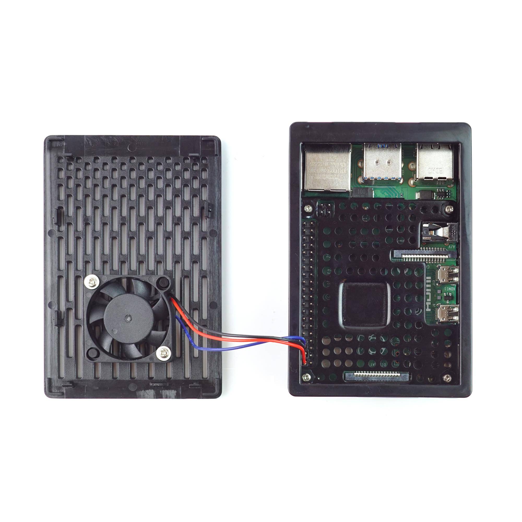Offenes elektronisches Gerät mit einem Kühlventilator auf der linken Seite und einer freiliegenden Leiterplatte auf der rechten Seite, die durch Drähte verbunden sind.