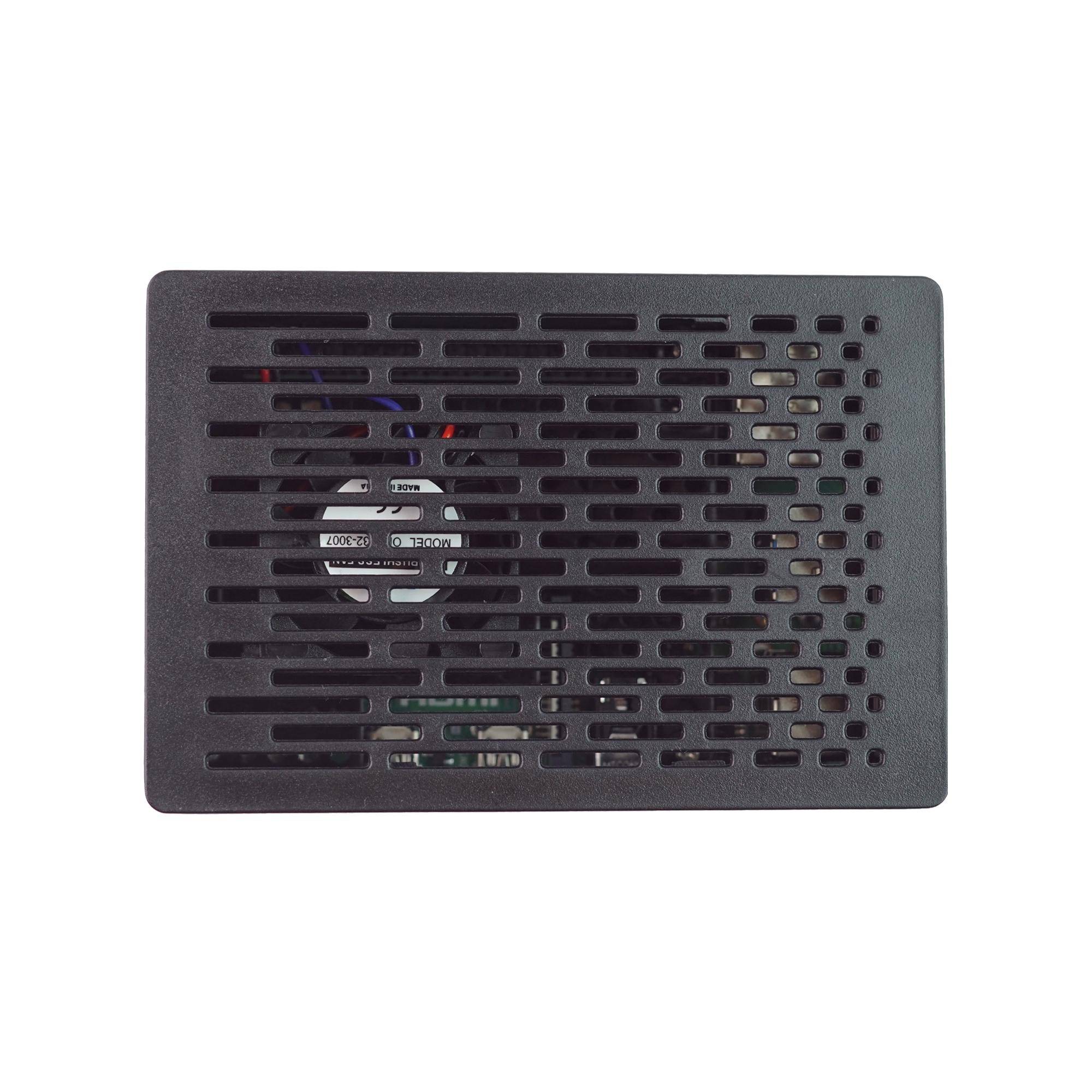 Schwarzes rechteckiges Computer-Lüftungsgitter mit horizontalen Schlitzen, das einen internen Kühlventilator und darunter liegende Komponenten zeigt.