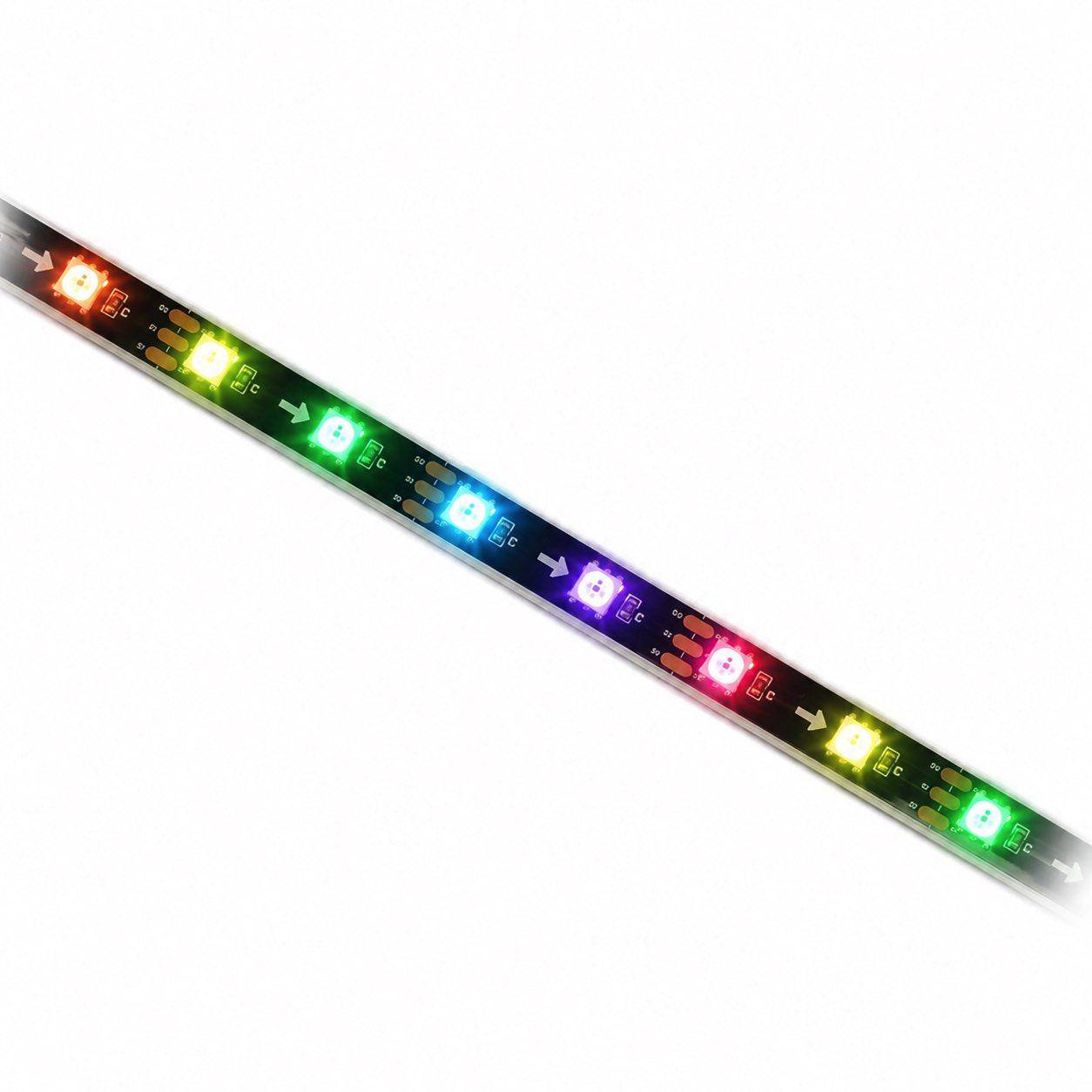 Ein diagonales mehrfarbiges LED-Streifenlicht auf weißem Hintergrund, das in wiederholten leuchtenden Farben entlang des Streifens leuchtet.