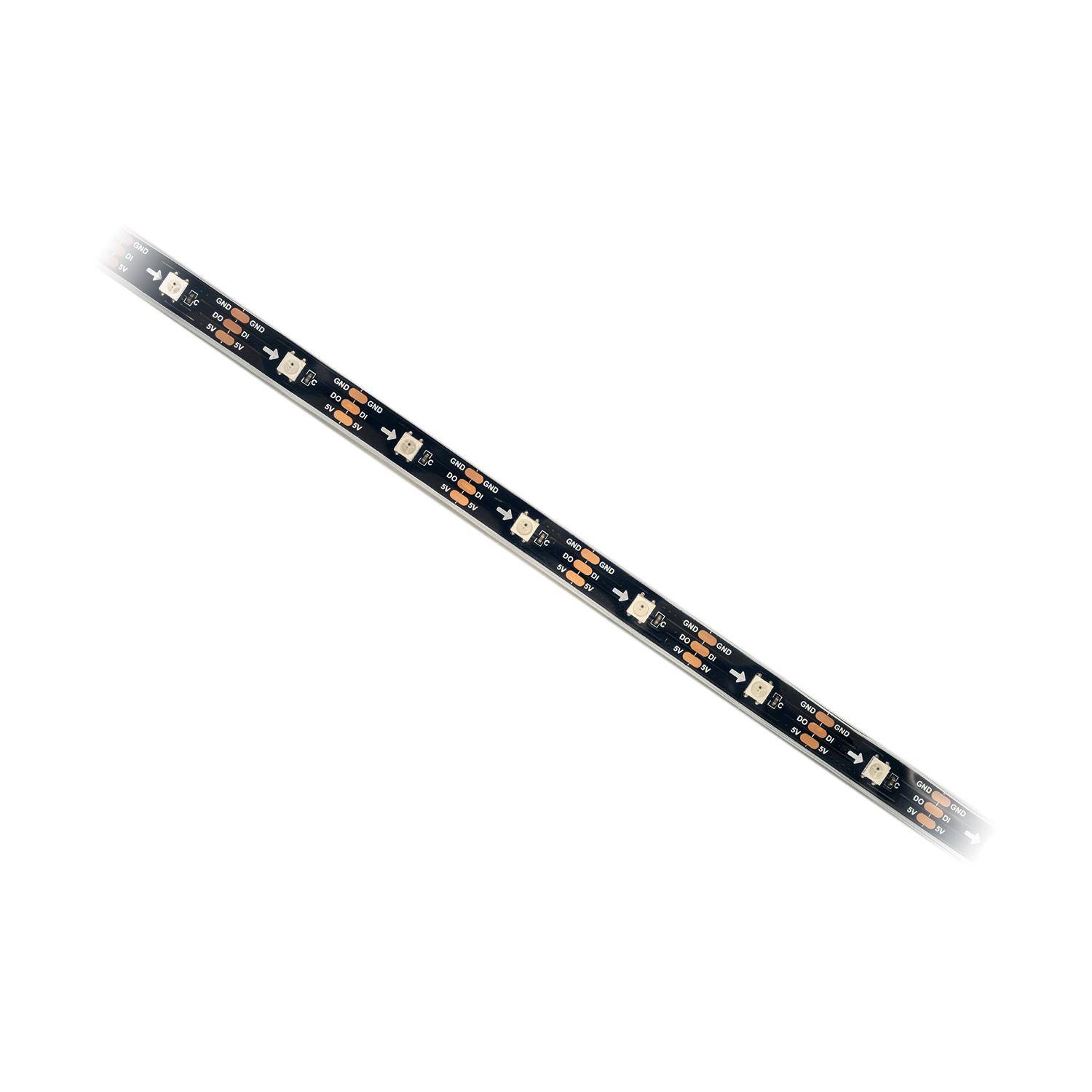 Diagonale schwarze LED-Lichtleiste mit kleinen weißen Chips und orangefarbigen Schaltungsmarkierungen auf schlicht weißem Hintergrund