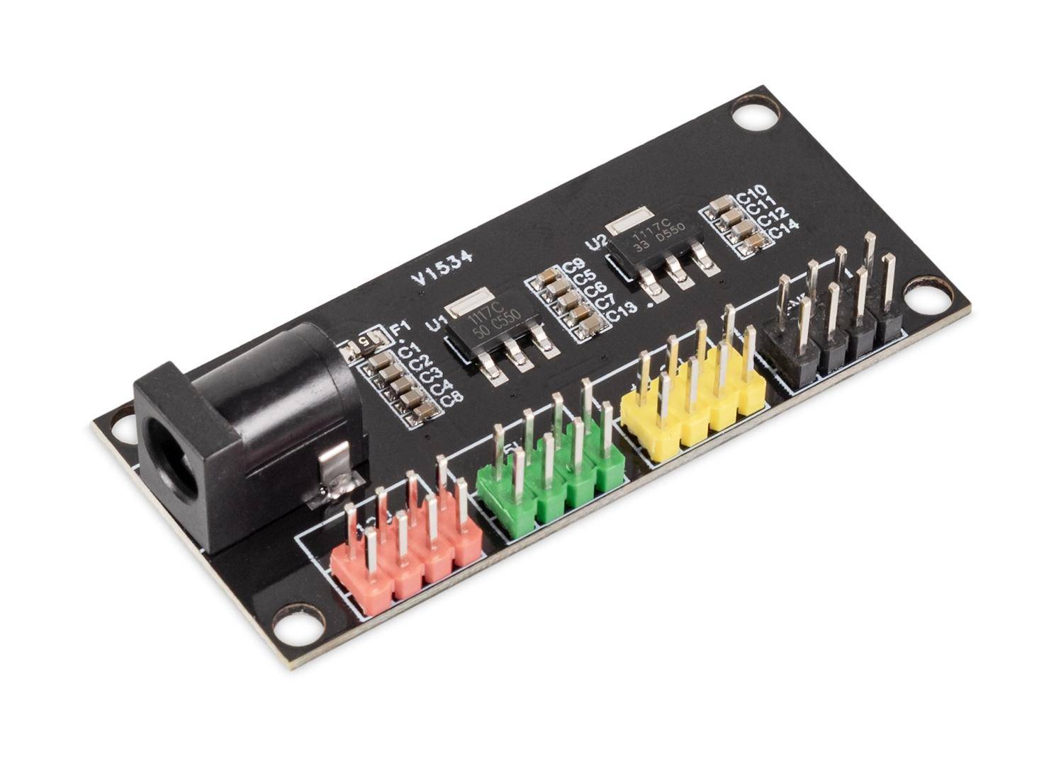 Elektronische Audio-Buchsenplatine mit farbcodierten Pin-Headern und Montagelöchern auf weißem Hintergrund.