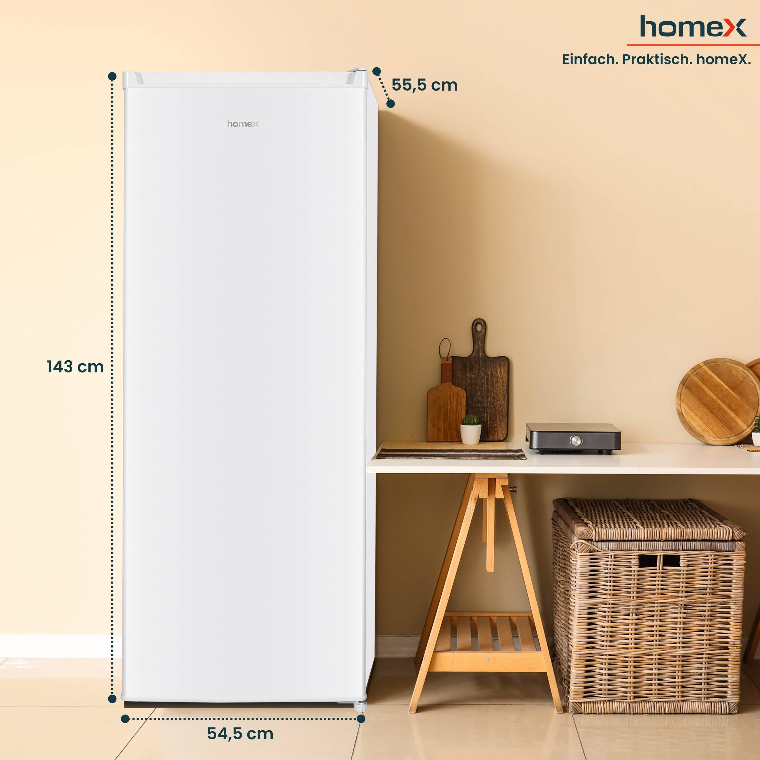 White homeX Gefrierschrank neben einem Regal stehend, beschriftet mit den Abmessungen 143 cm hoch, 54,5 cm breit und 55,5 cm tief.