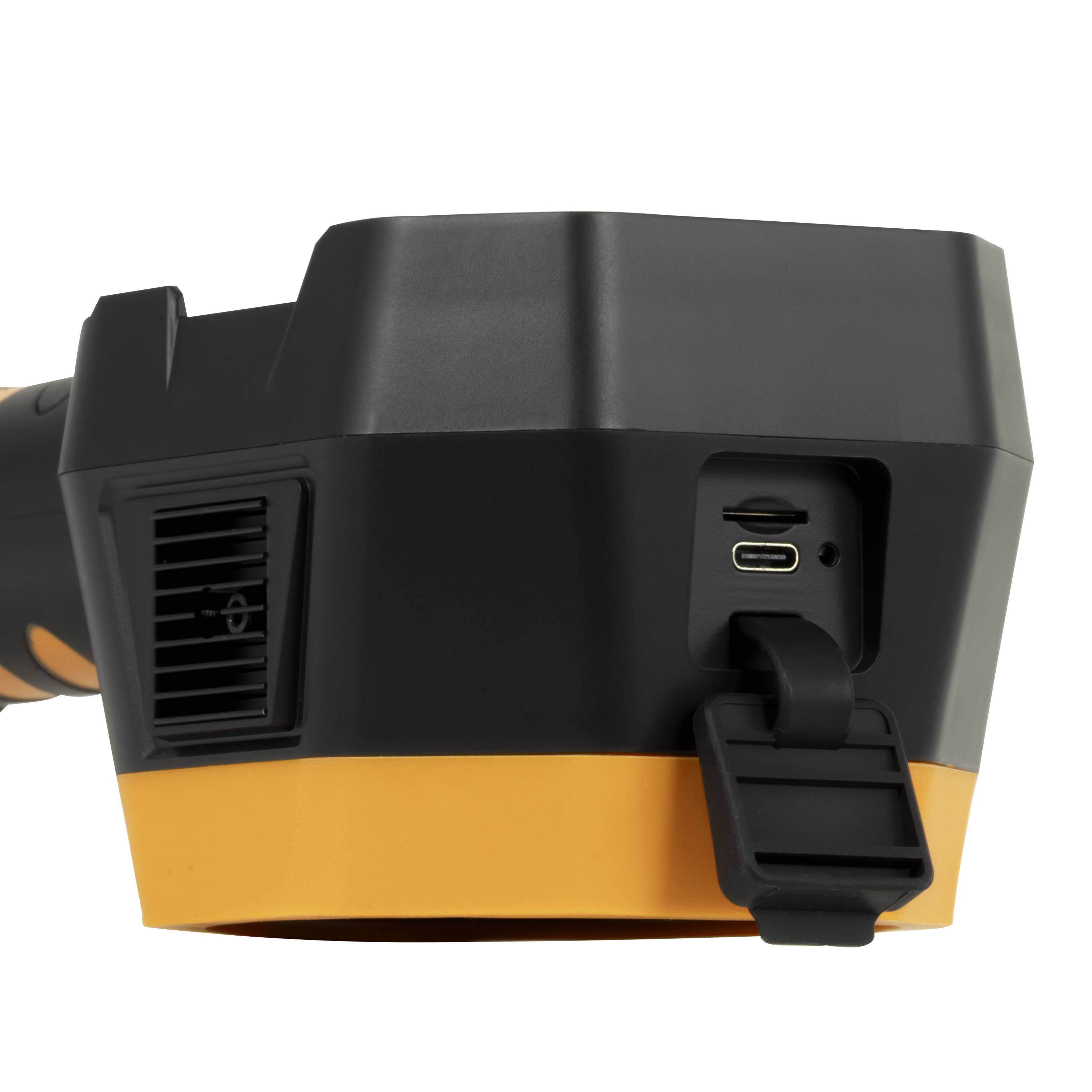 Nahaufnahme eines schwarz-orangefarbenen tragbaren Geräts mit einer Seitenlüftung, USB-C-Anschluss und einem Riemen- oder Verschlussdetail.