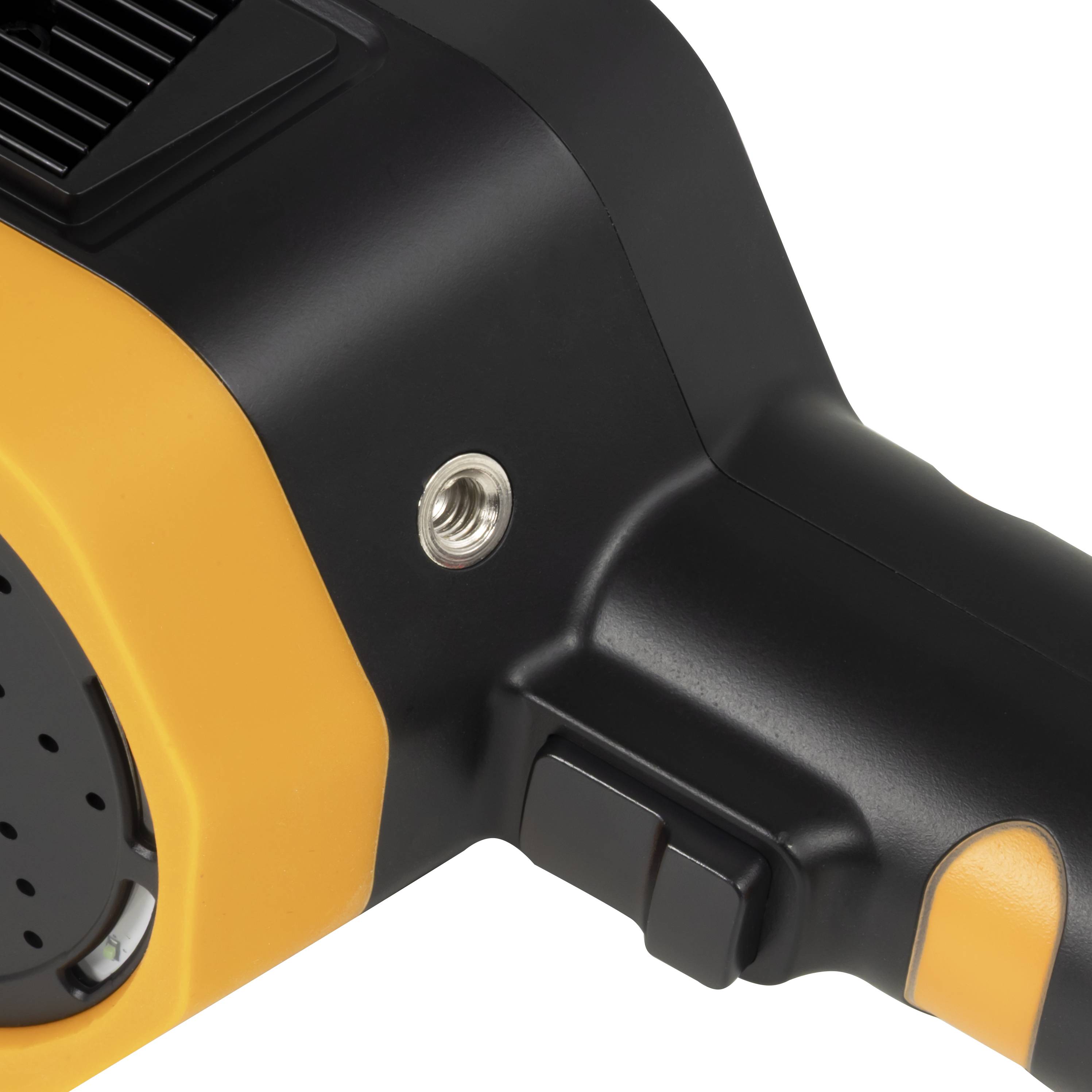 Nahaufnahme eines schwarzgelben Elektrowerkzeuggehäuses mit einer Gewinde-Metalleinlage und einem Seitenschalter auf weißem Hintergrund.