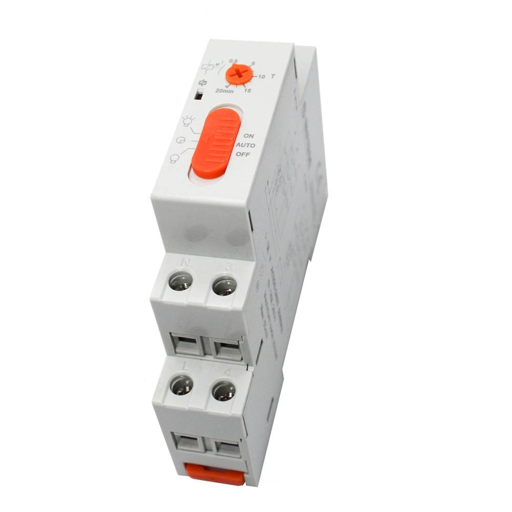 Weißer elektrischer Leistungsschalter mit orangefarbenem Schalthebel und Drehknopf, isoliert auf weißem Hintergrund dargestellt.