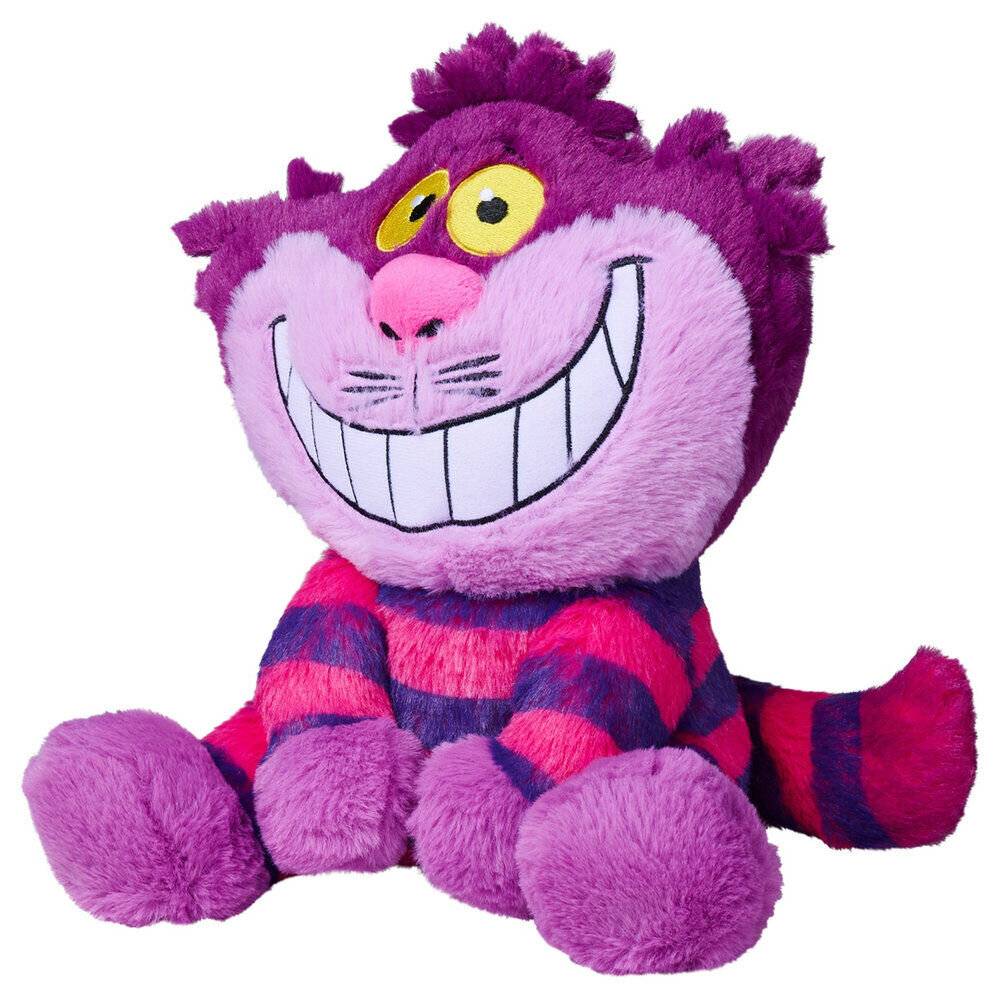 Violette Cheshire-Katze aus Plüsch mit breitem zahnigem Grinsen, gelben Augen, rosa Nase und gestreiftem rosa-violettem Körper, sitzend auf weißem Hintergrund
