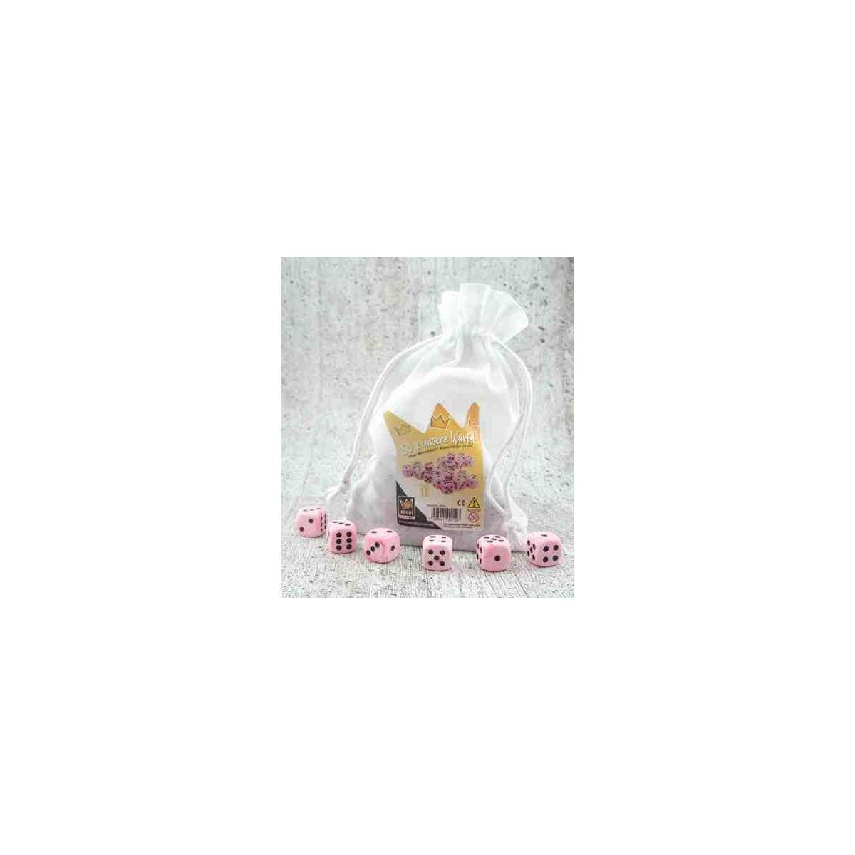 Ein klarer Geschenksack mit Kordelzug, der ein lavendelduftetes Produkt enthält, sitzt hinter rosa Würfeln auf einer hellgrauen Oberfläche.