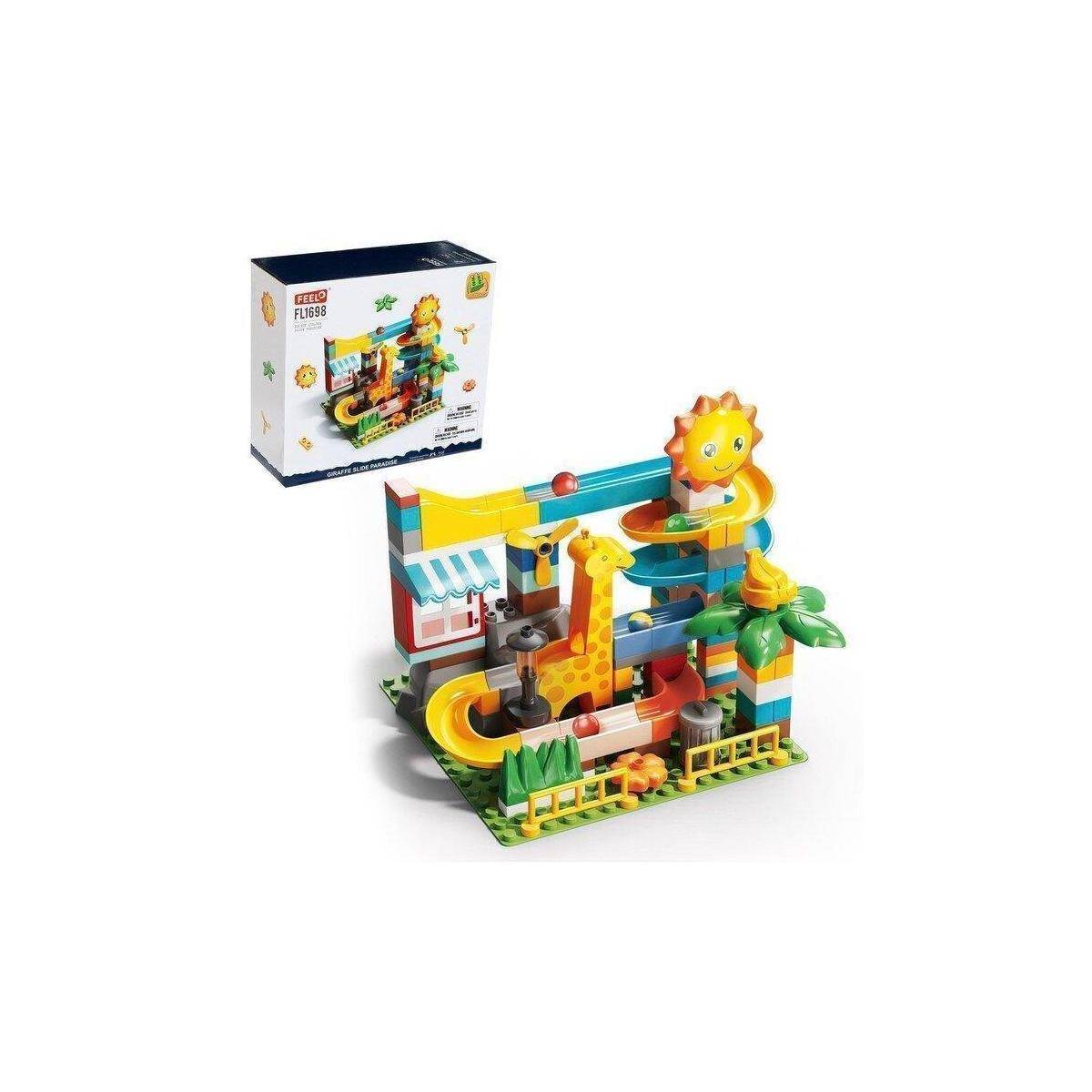 Buntes Spielzeug-Baustein-Set mit einer Giraffe, Sonne, Palme und rutschiger Wendelrutsche, zusammengebaut neben seiner Produktschachtel abgebildet.