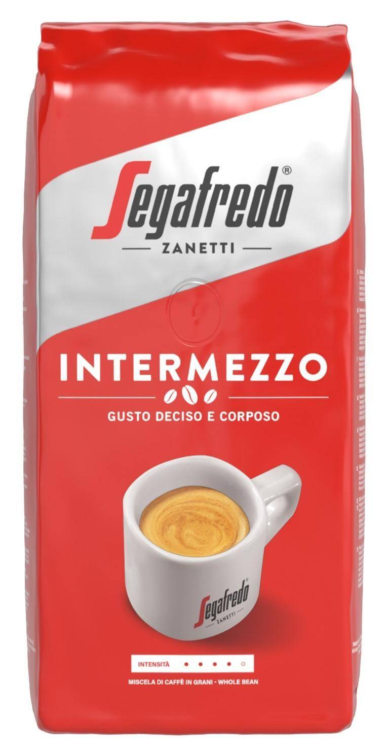 Packung Segafredo Zanetti Intermezzo Kaffee, rot-weiße Verpackung mit einer Espressotasse, beschriftet mit 