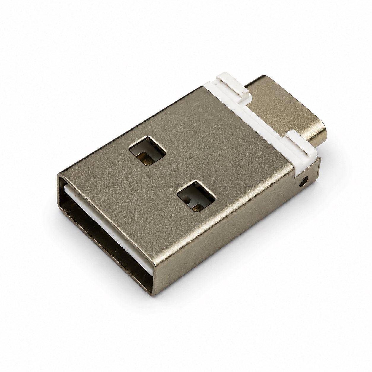 USB-A zu USB-C Adapter Stecker auf weißem Hintergrund, zeigt das Metallverbinder-Ende.