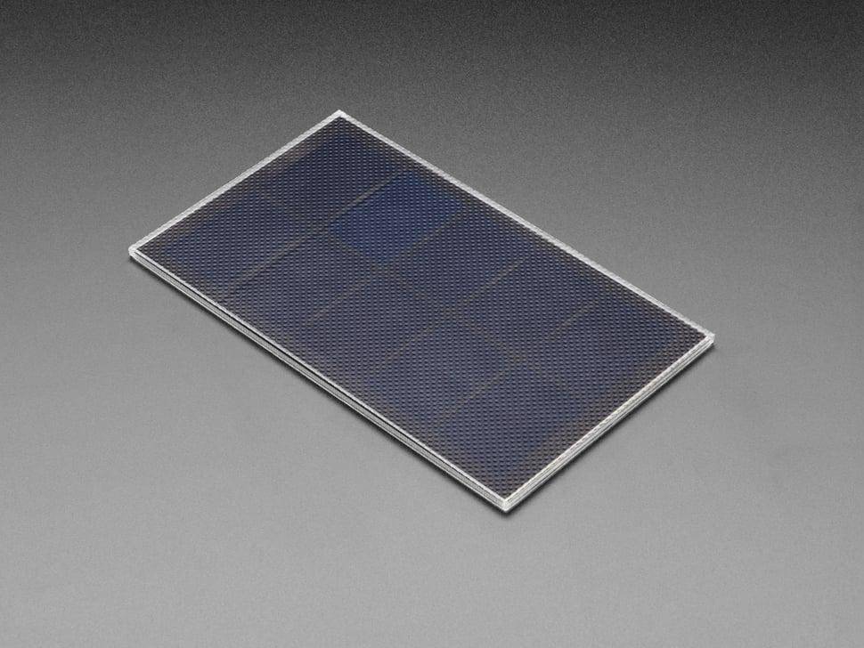 Ein rechteckiges Solarpanel mit einem dunkelblauem Gittermuster, in einem Winkel auf einem schlichten grauen Hintergrund dargestellt.