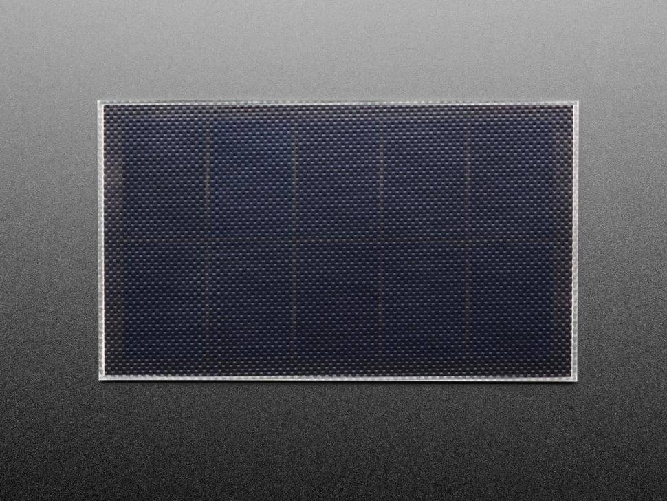 Rechteckiges Solarpanel mit einem dunkelblauem Raster von Photovoltaikzellen, vor einem grauen Hintergrund dargestellt.