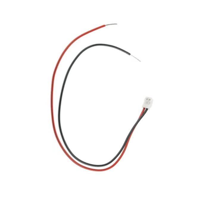 Kurzes rot und schwarz gefärbtes Kabel mit einem kleinen weißen Zweipin-Stecker an einem Ende, gezeigt auf weißem Hintergrund.