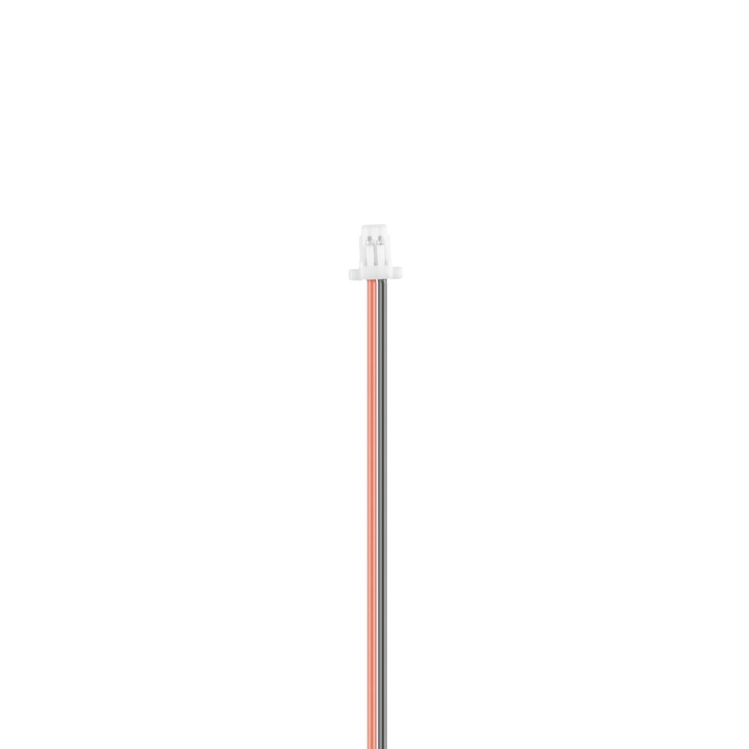 Ein schlankes vertikales Kabel in Rot, Schwarz und Grau mit einem weißen Stecker oben, isoliert auf einem einfachen weißen Hintergrund dargestellt.