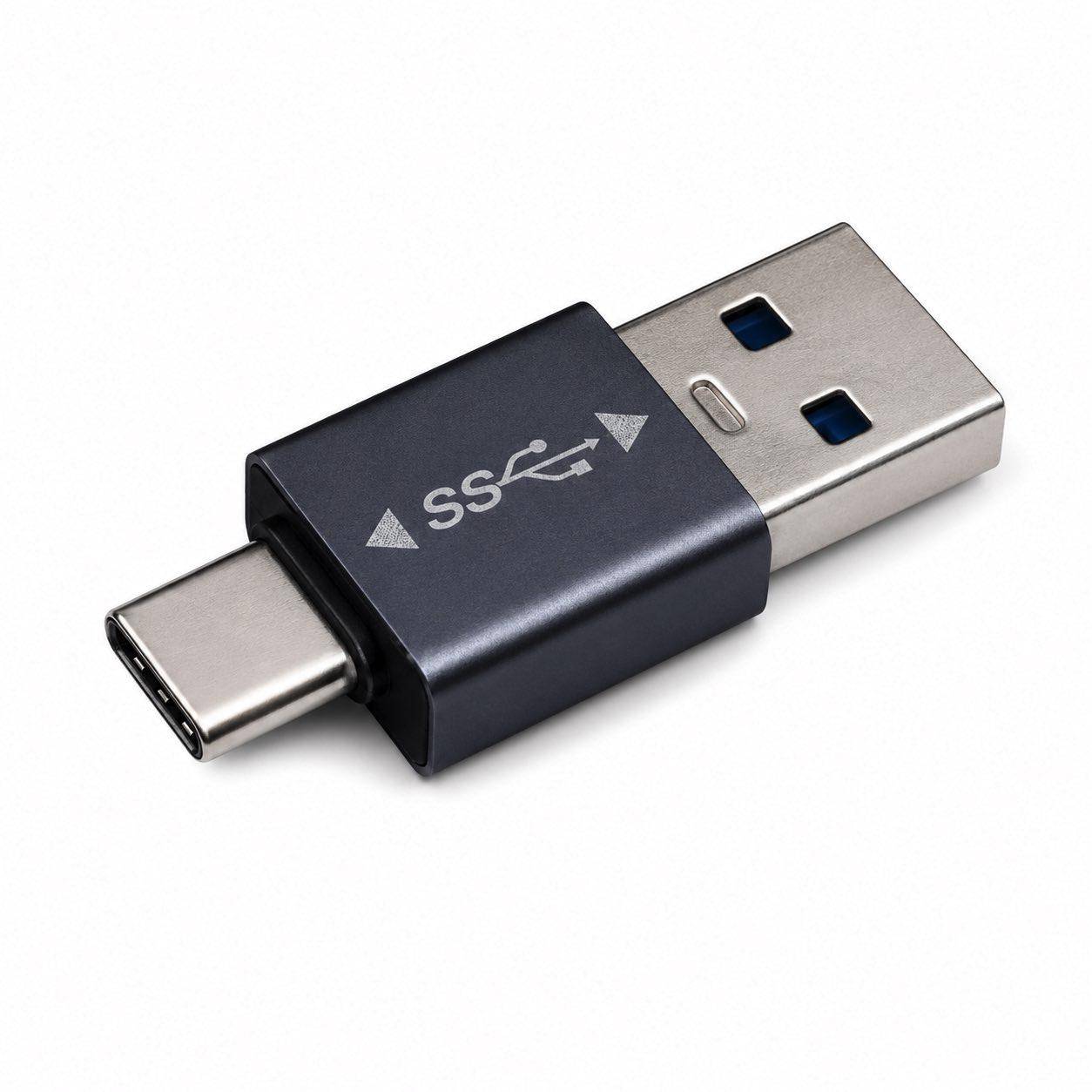 USB-C auf USB-A Adapter mit SuperSpeed USB Kennzeichnung, auf weißem Hintergrund dargestellt.