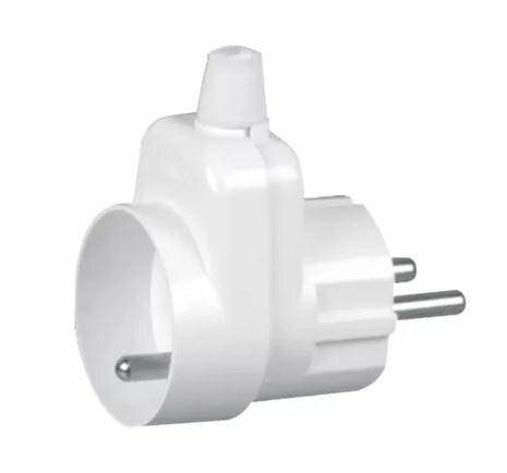 Weißer Elektrostecker-Adapter mit einer runden europäischen Buchse und zwei Metallstiften