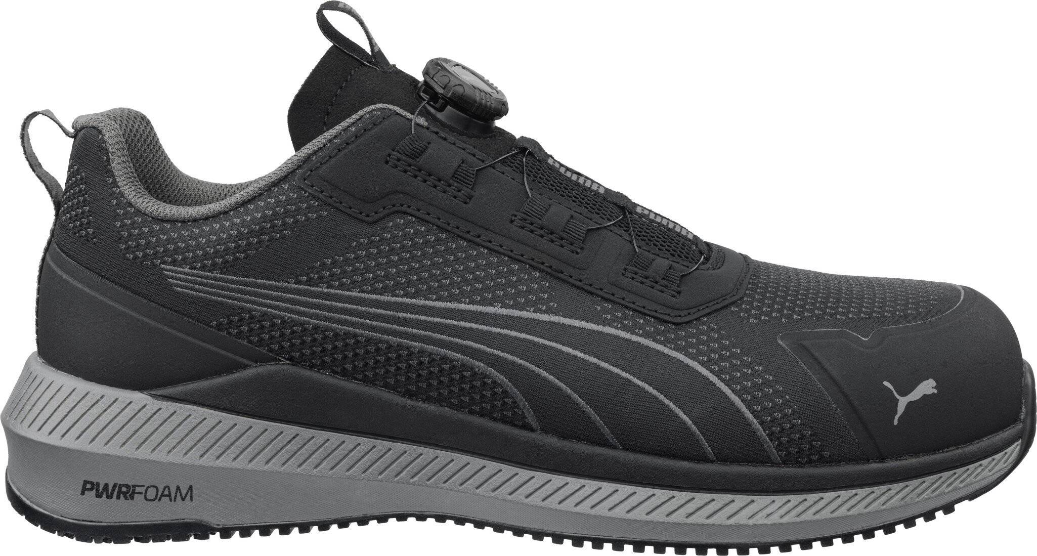 Schwarzer Puma-Sportschuh mit PWRFOAM-Sohle, Seitenansicht auf weißem Hintergrund gezeigt.