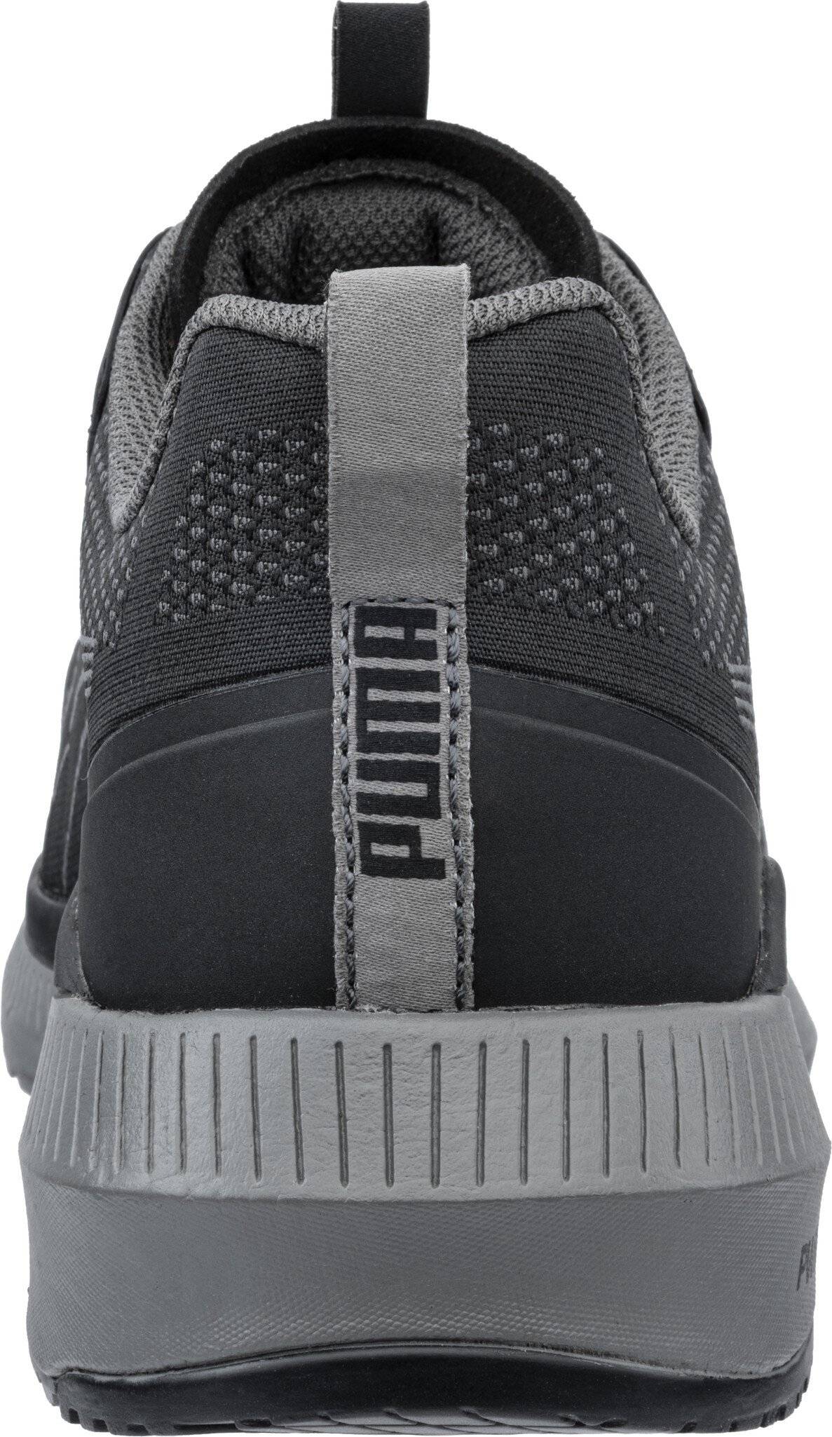 Rückansicht eines schwarzen Puma-Sportschuhs mit grauer Sohle und Logo-Fersenlaschen.