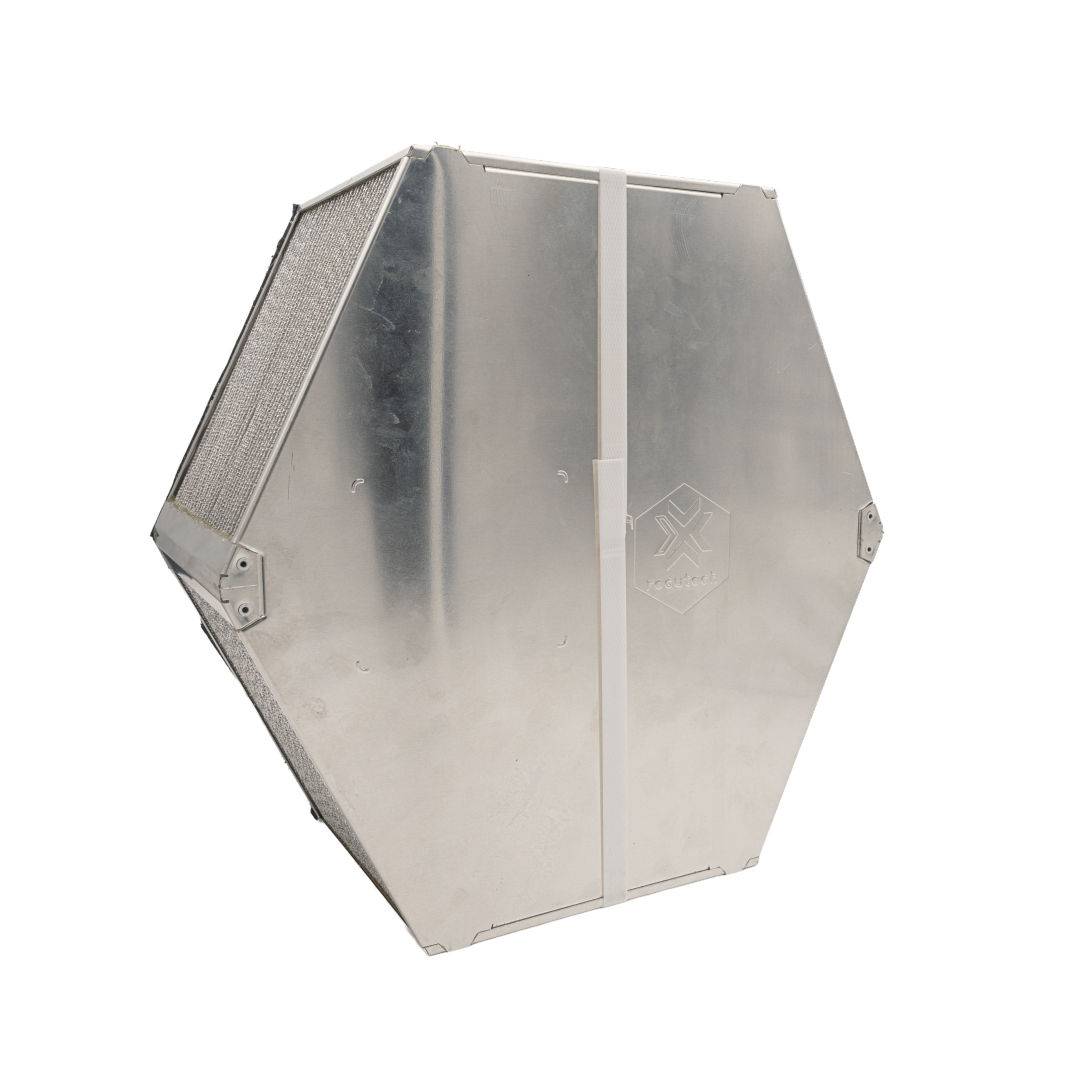 Metallischer sechseckiger Behälter oder Gehäuse mit einem angelenkten Frontpanel, dargestellt auf weißem Hintergrund.