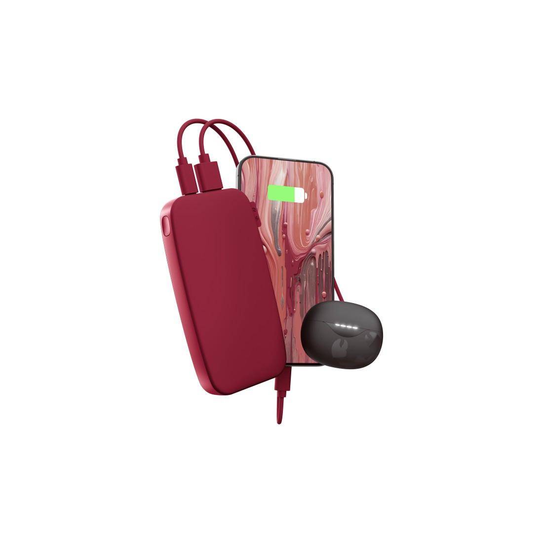 Eine dunkelrote Powerbank, die ein Smartphone mit sichtbarem Batteriesymbol auflädt, neben kabelgebundenen Ohrhörern auf weißem Hintergrund.
