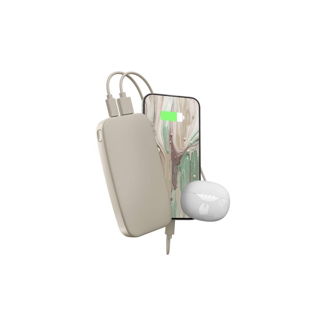 Ein Smartphone, das mit einer Powerbank aufgeladen wird, und Kopfhörer sind angeschlossen. Auf dem Bildschirm des Telefons wird ein Symbol für niedrigen Batteriestand angezeigt.