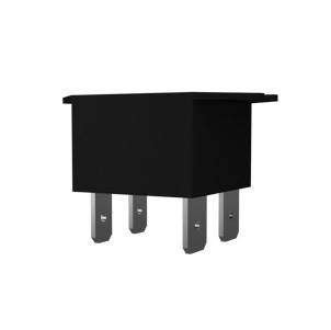Schwarze rechteckige elektrische Verteilerdose mit vier Befestigungslaschen, gezeigt auf weißem Hintergrund.