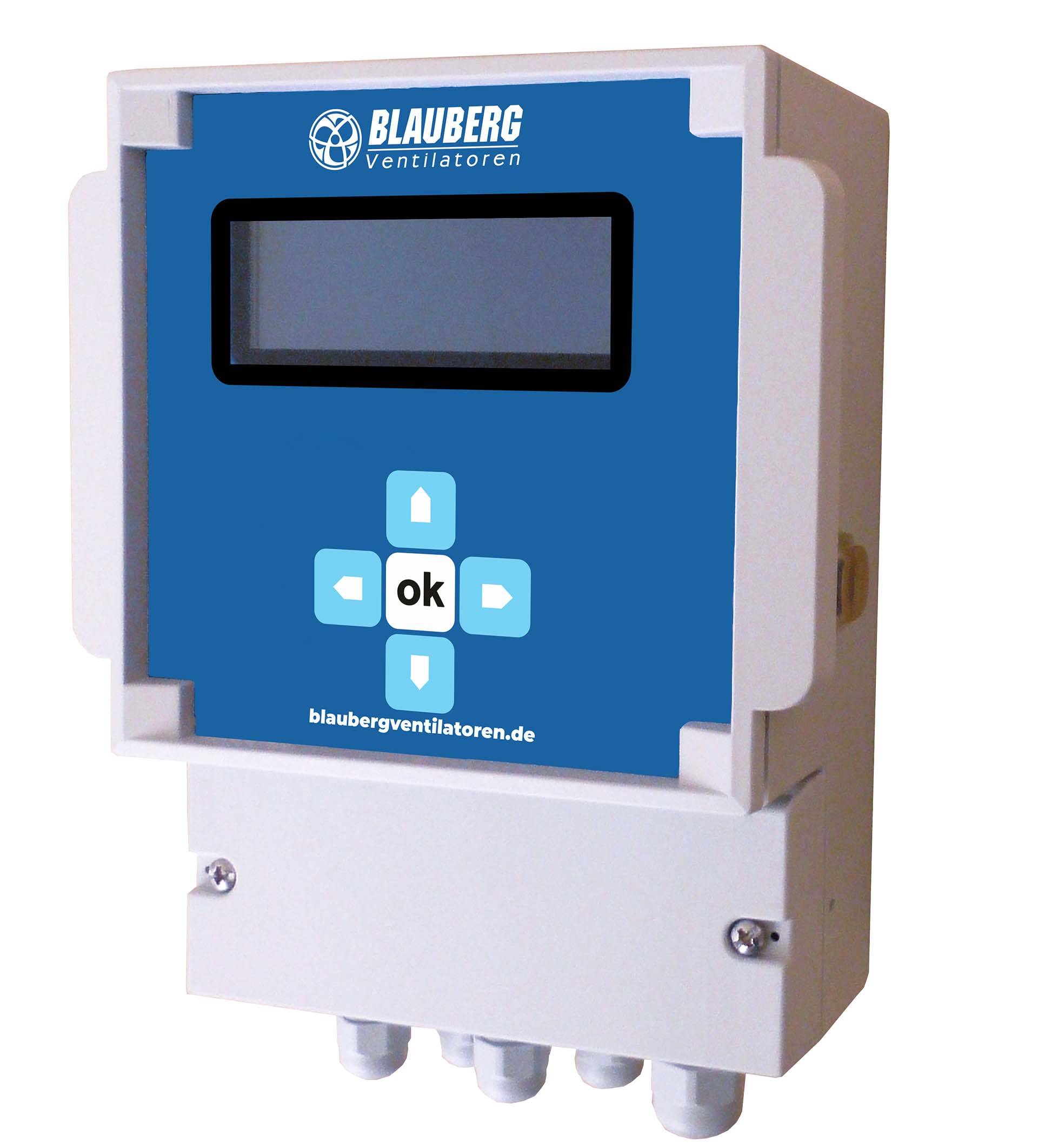 Wandmontierte Blauberg-Ventilatoren-Steuereinheit mit kleinem Display und Richtungspfeiltasten um eine 