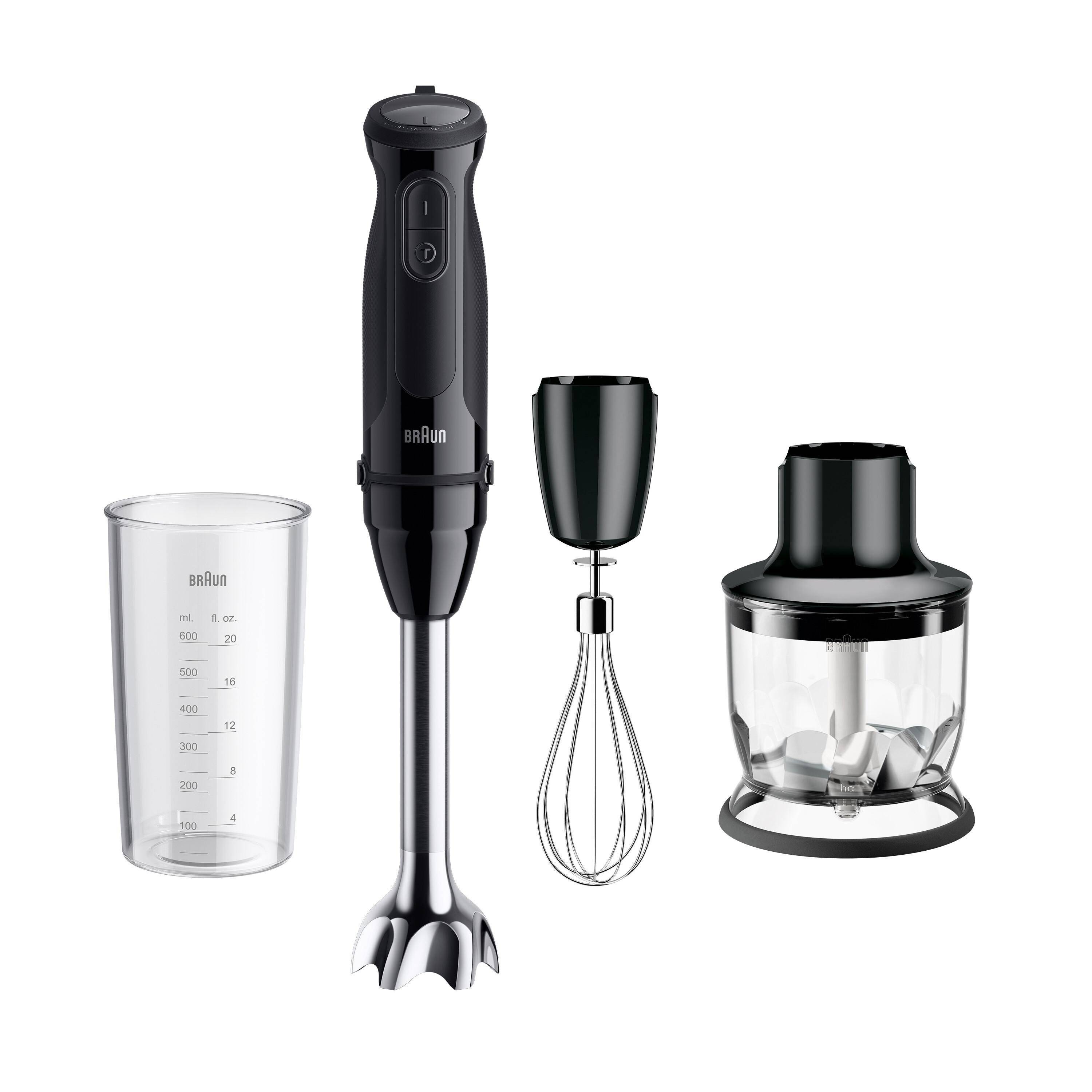 Braun Stabmixer-Set mit Mixbecher, Schneebesen-Aufsatz und Zerkleinerer-Behälter auf weißem Hintergrund dargestellt.