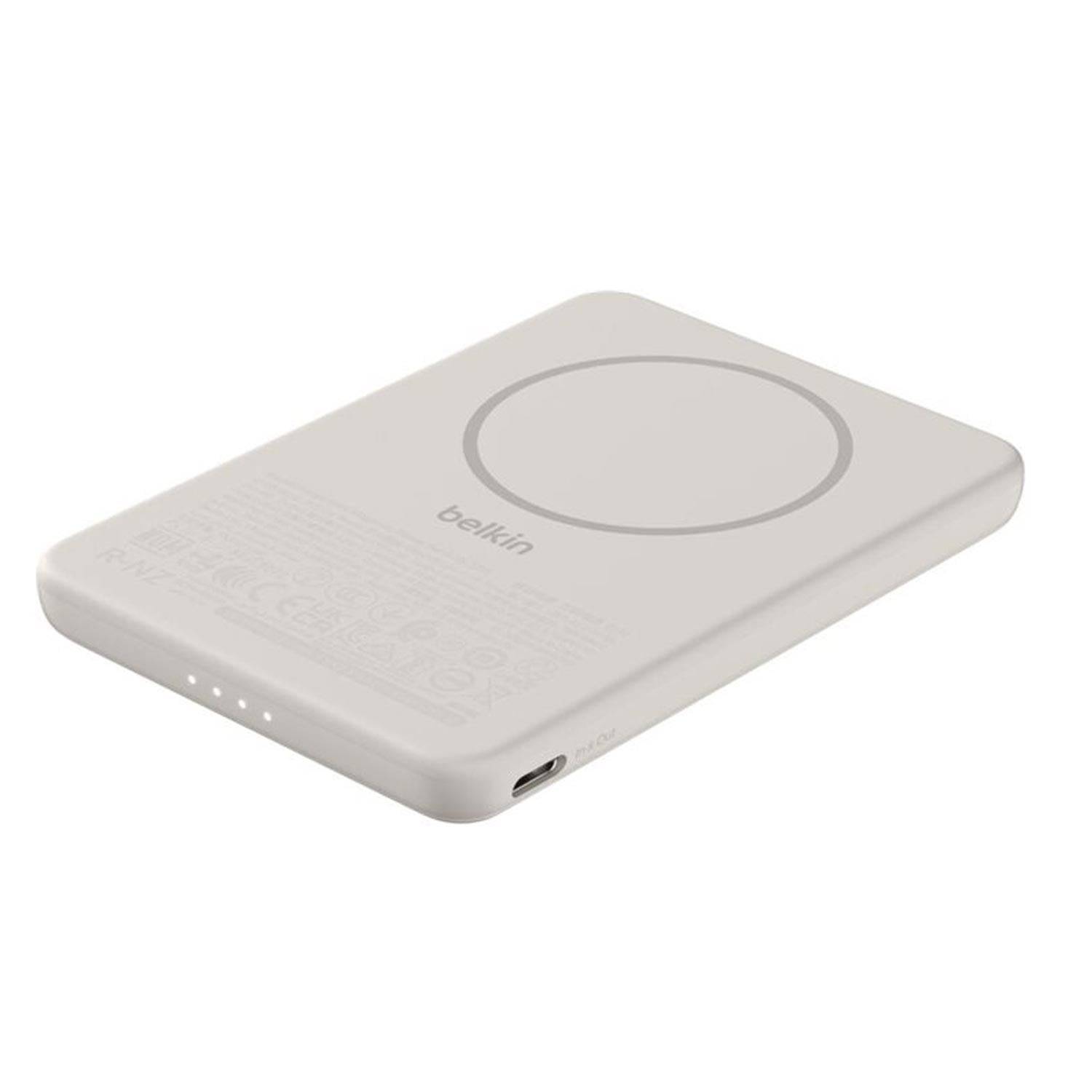 Weiße Belkin kabellose Ladepower bank in Schrägansicht mit einem MagSafe-ähnlichen kreisförmigen Ladering und USB-C-Anschluss.