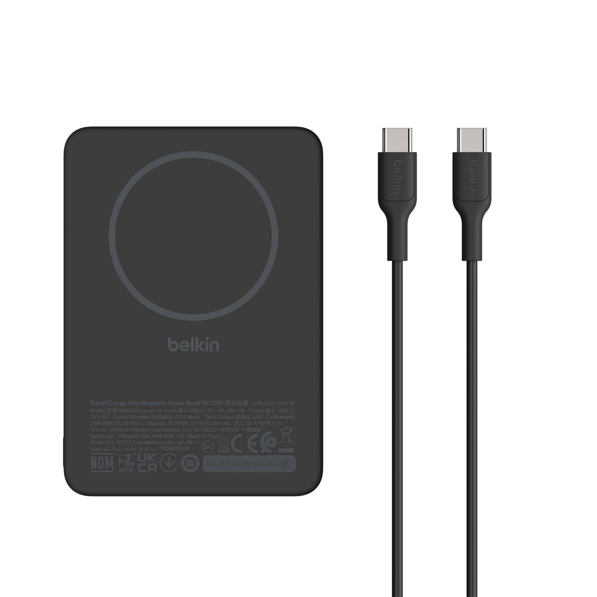 Schwarzes Belkin-Wireless-Ladegerät mit kreisförmiger Ladefläche, dargestellt neben zwei USB-C-Ladekabeln auf weißem Hintergrund.