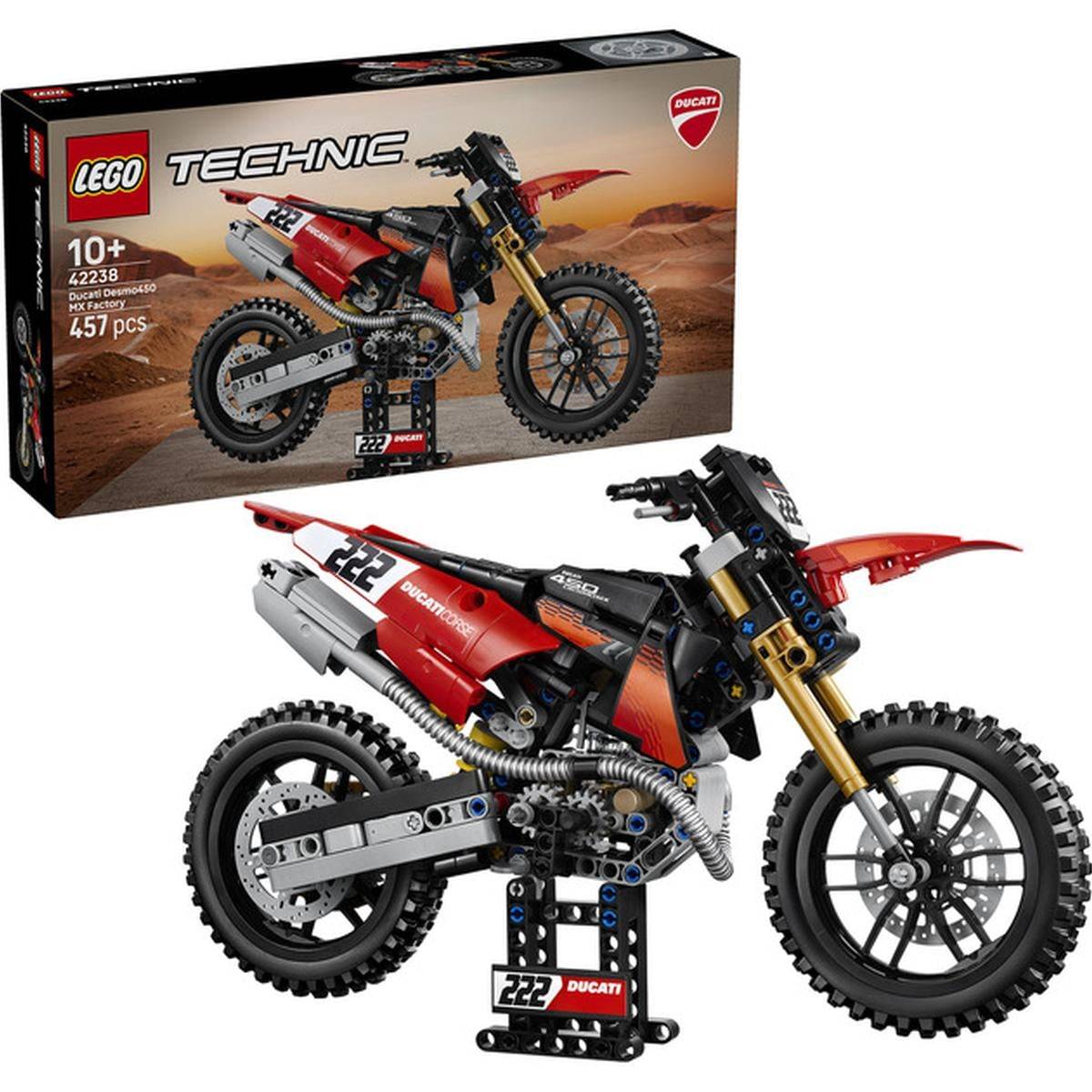 LEGO Technic Ducati Desert X Bike Set Karton und zusammengestelltes rotes Geländemotorrad-Modell auf weißem Hintergrund.