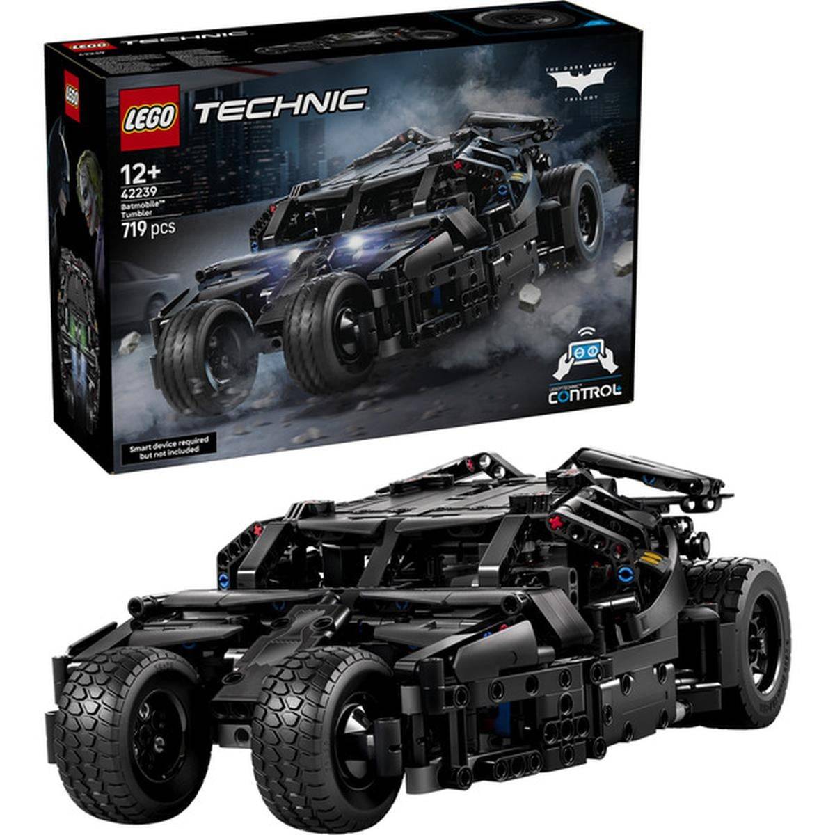 LEGO Technic Batmobile-Set-Karton und zusammengestelltes schwarzes Batmobile-Modell, gezeigt in einer dynamischen vorderen Dreiviertelperspektive.