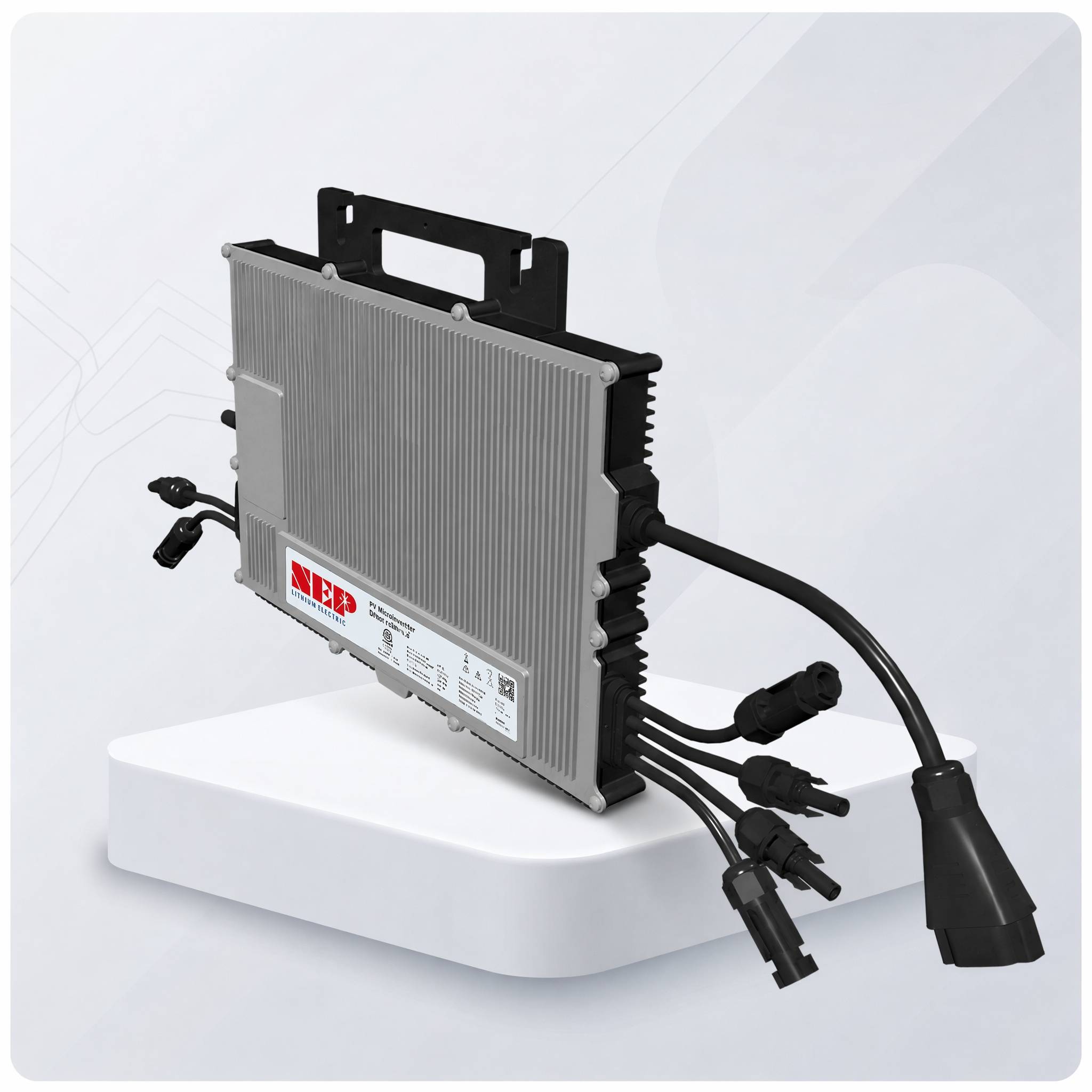 Rechteckige elektronische Steuereinheit mit Kühlrippen und angebrachten Kabeln und Steckverbindern, auf einem weißen Podest vor hellem Hintergrund angezeigt.