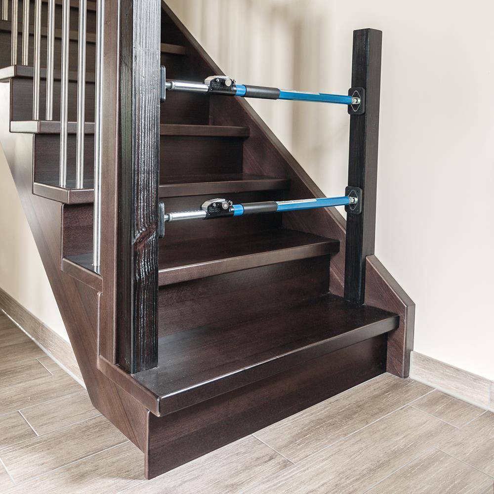 Dunkelholztreppe mit zwei blauen Sicherheitsgeländern, die die Treffnungsöffnung in einem Wohninterieur sichern.